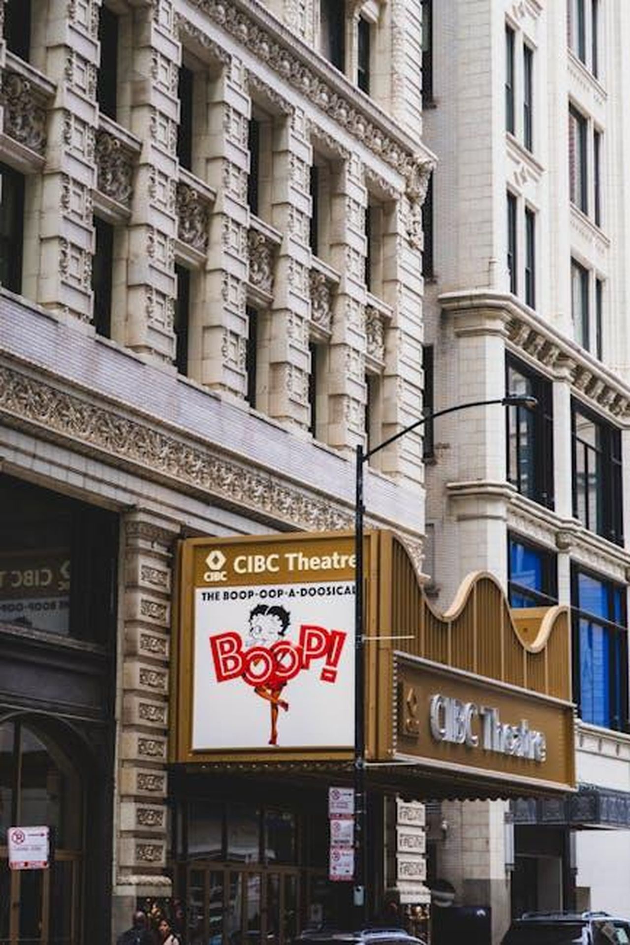 Simboli_di_Acqua_Cancro_Scorpione_Pesci_mhk7qF1GcH - Confidenze24 Source: Amryas Wolf - pexels - Street view of CIBC Theatre in Chicago showcasing architectural details and signage.