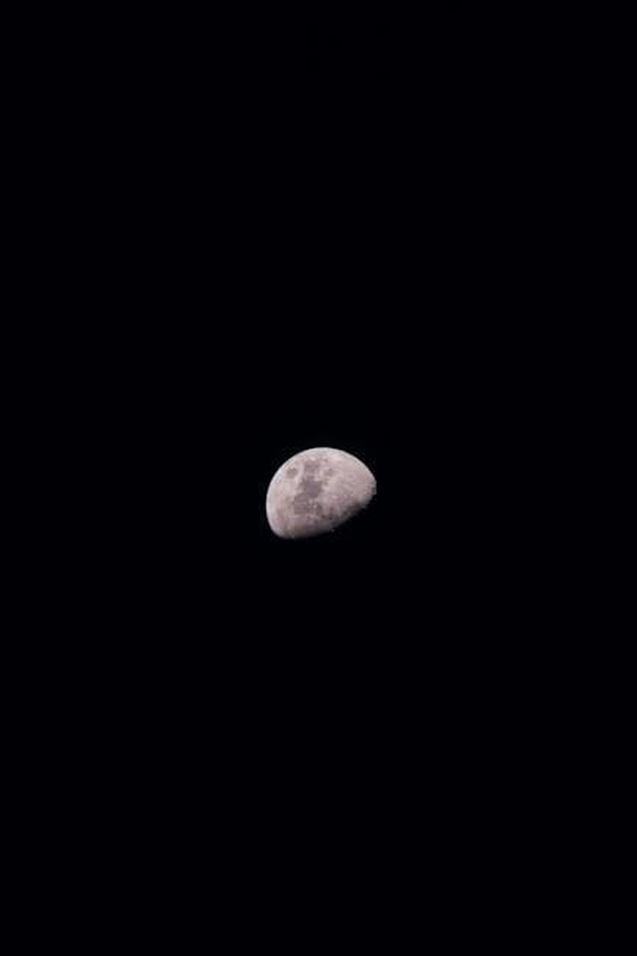 Simboli_di_Terra_Toro_Vergine_Capricorno_k6FuBJpj3B - Confidenze24 Source: Gonzalo Facello - pexels - Detailed photograph of the moon's surface in a half moon phase against a dark sky.