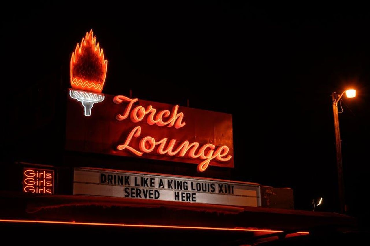 Simboli_di_fuoco_Ariete_Leone_e_Sagittario_PUg5v4oeDL - Confidenze24 Source: Brett Sayles - pexels - Vibrant neon sign of Torch Lounge illuminated against the night sky, creating a vintage feel.