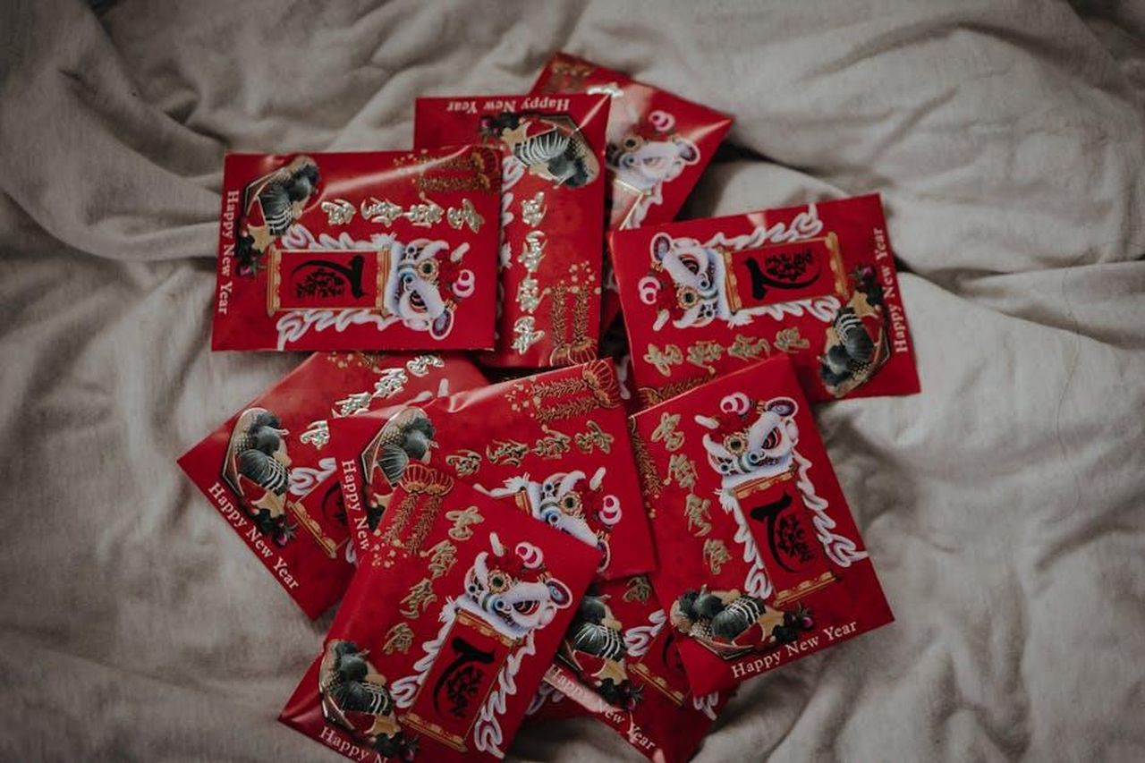 Simboli_di_terra_Toro_Vergine_e_Capricorno_ovtEU3vXJn - Confidenze24 Source: Dany and Devyn Snow - pexels - A collection of vibrant red envelopes for Chinese New Year celebration on a soft fabric surface.