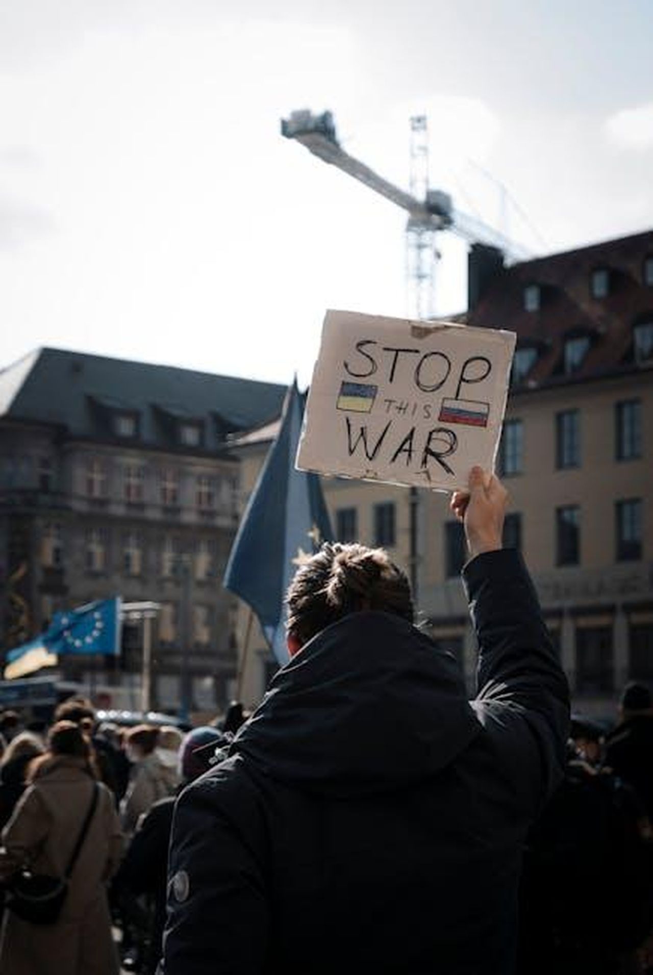 Social_in_fermento_la_reazione_del_pubblico_x2Be0krmGB - Confidenze24 Source: Linda Gschwentner - pexels - A peaceful protest in Munich, Germany, with a focus on anti-war sentiments and solidarity with Ukraine.