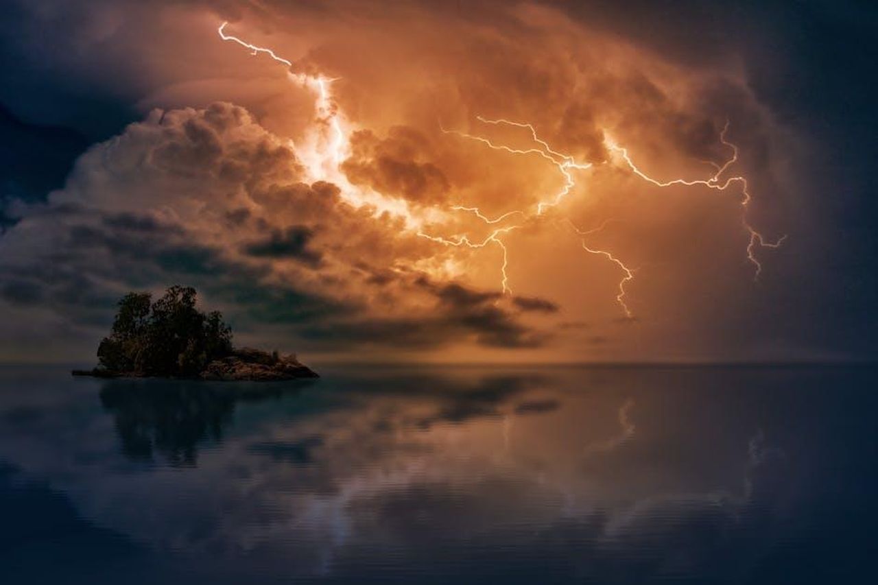 Sophia_tra_il_figlio_e_la_giovane_Saalfeld_rFCgFPDYG1 - Confidenze24 Source: Johannes Plenio - pexels - Stunning scene of lightning striking over a small islet at sunset, reflected in calm waters.