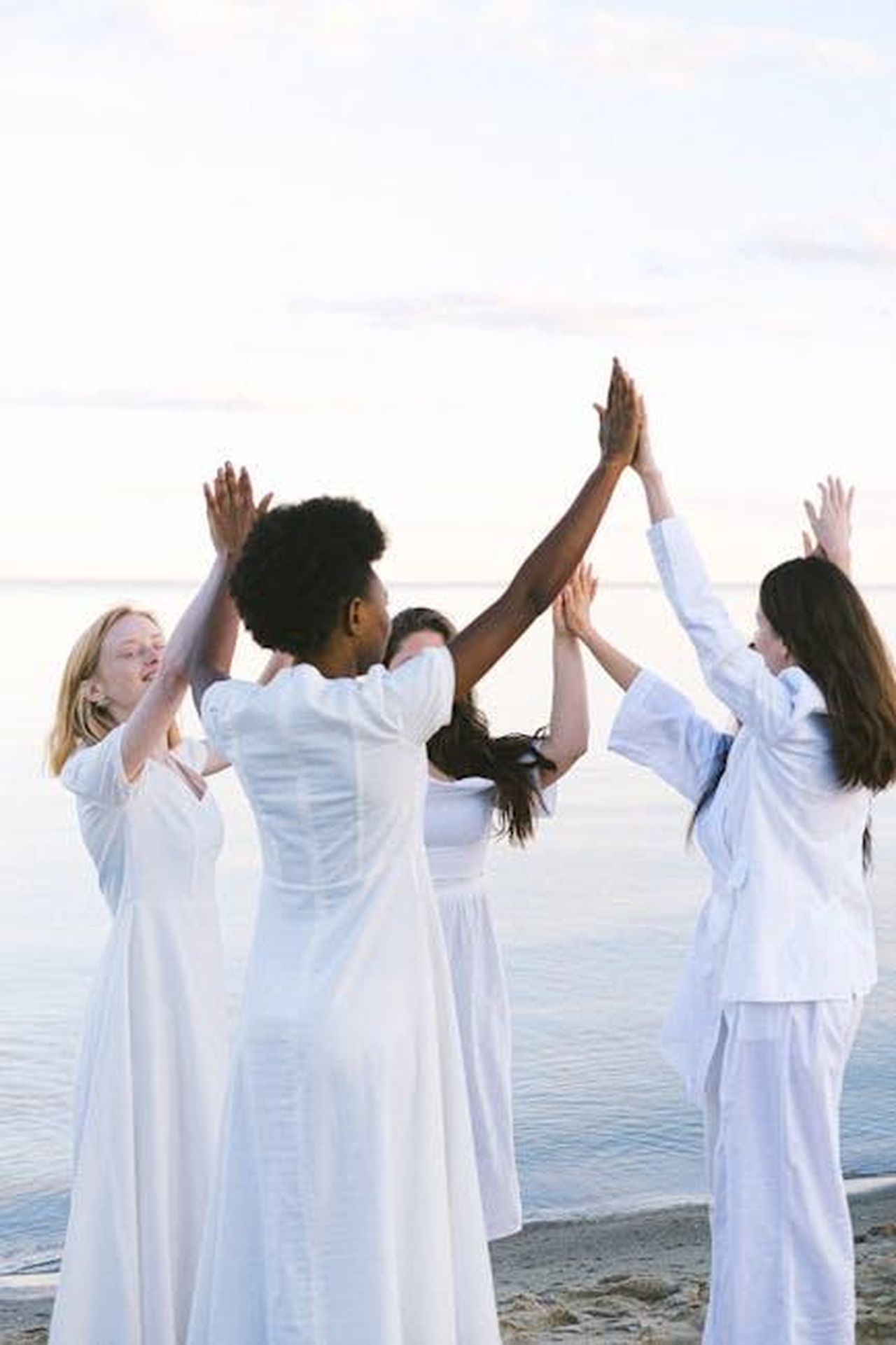 Sorellanza_successo_e_un_po_di_rivalit_FCHrQfPKQy - Confidenze24 Source: Anna Shvets - pexels - Group of women in white dresses enjoying a joyful moment by the seaside.