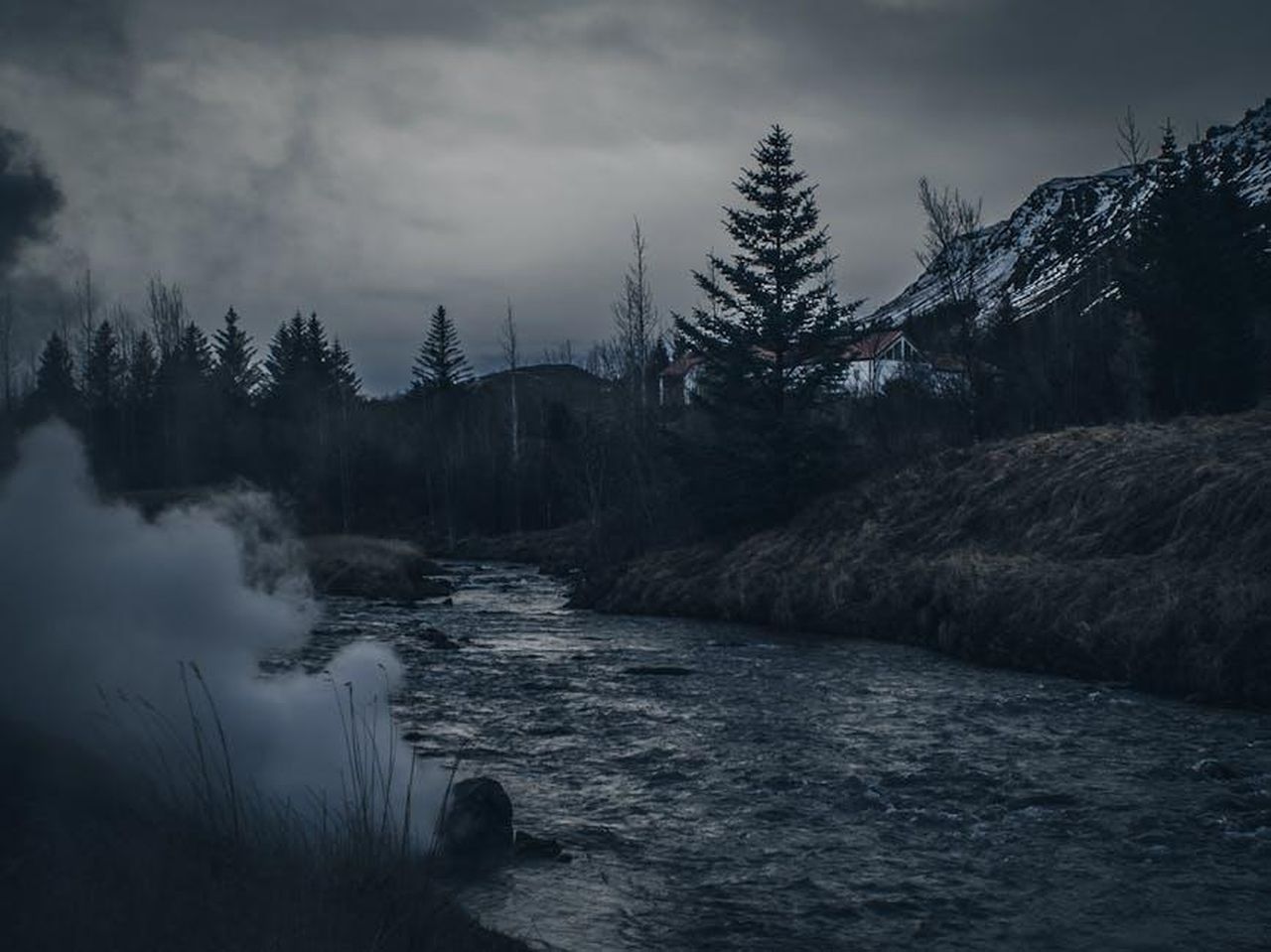 Sperti_attacca_duramente_Mario_Cusitore_il_cavaliere_abbandona_OL4eE2Ci6Z - Confidenze24 Source: Thor Olason - pexels - An atmospheric scene of a river flowing through a moody Icelandic landscape with mountains and trees in Hveragerði.
