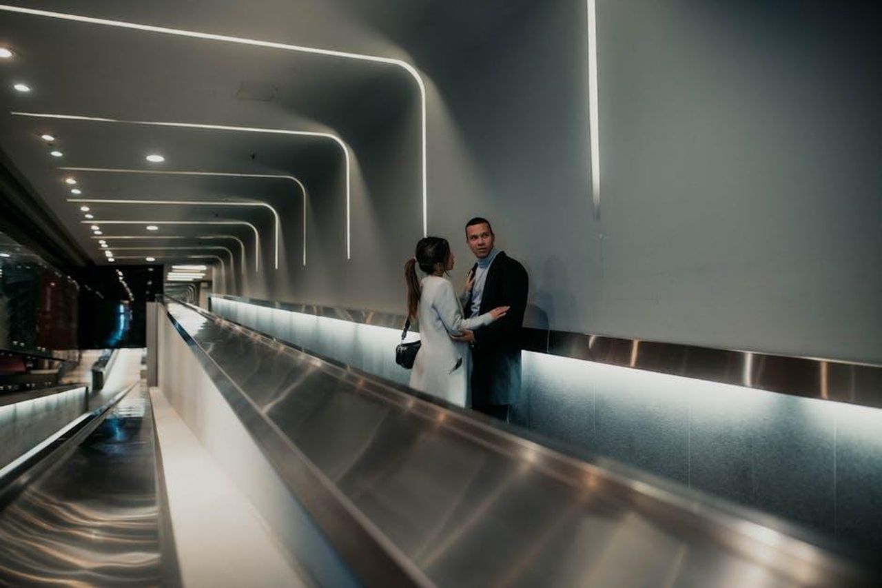 Steffy_e_Finn_un_amore_messo_alla_prova_rRLfGwRPMa - Confidenze24 Source: Gera Cejas - pexels - A couple embraces in a futuristic hallway in Buenos Aires, Argentina.