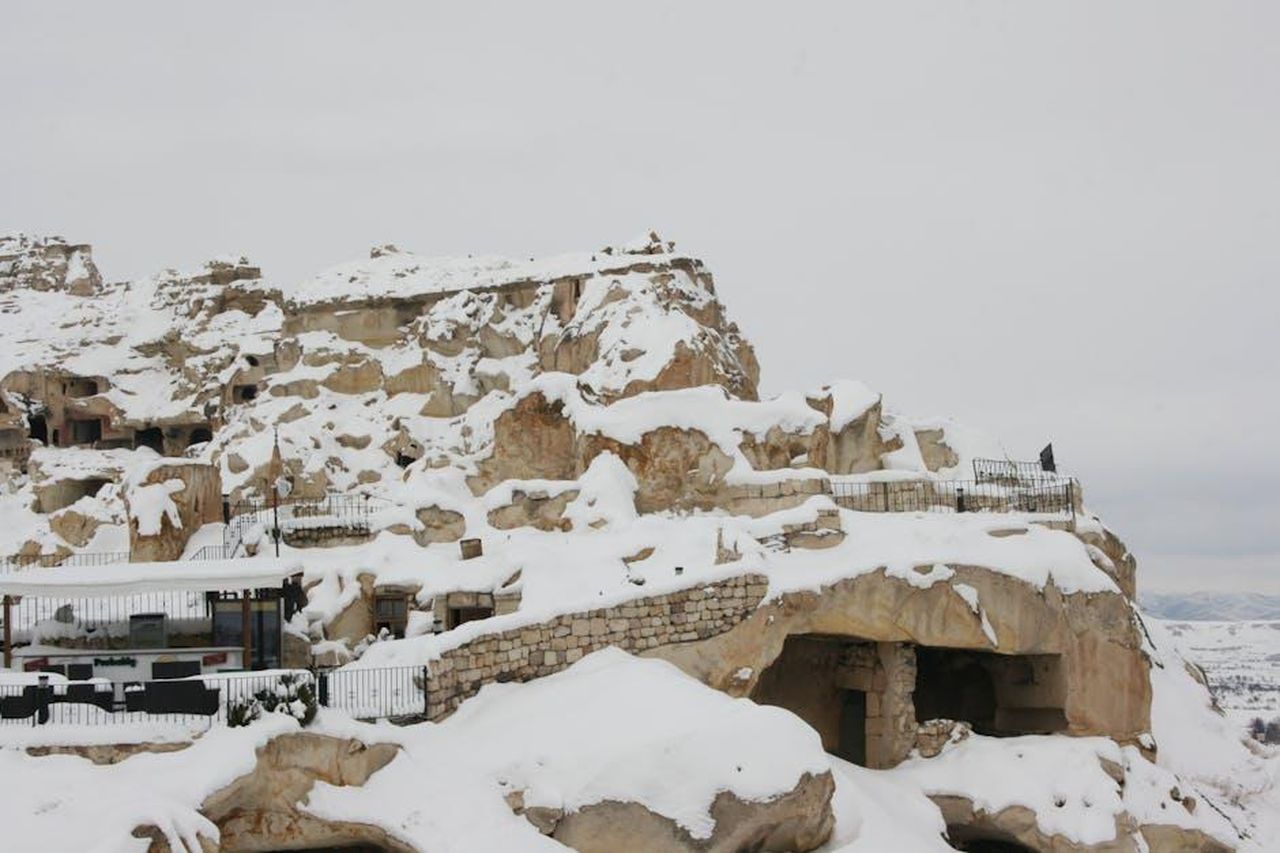 Steffy_si_spaventa_quando_vede_Sheila_dietro_la_finestra_bElKtNHfkT - Confidenze24 Source: Ahmet Kayra - pexels - Free stock photo of winter city