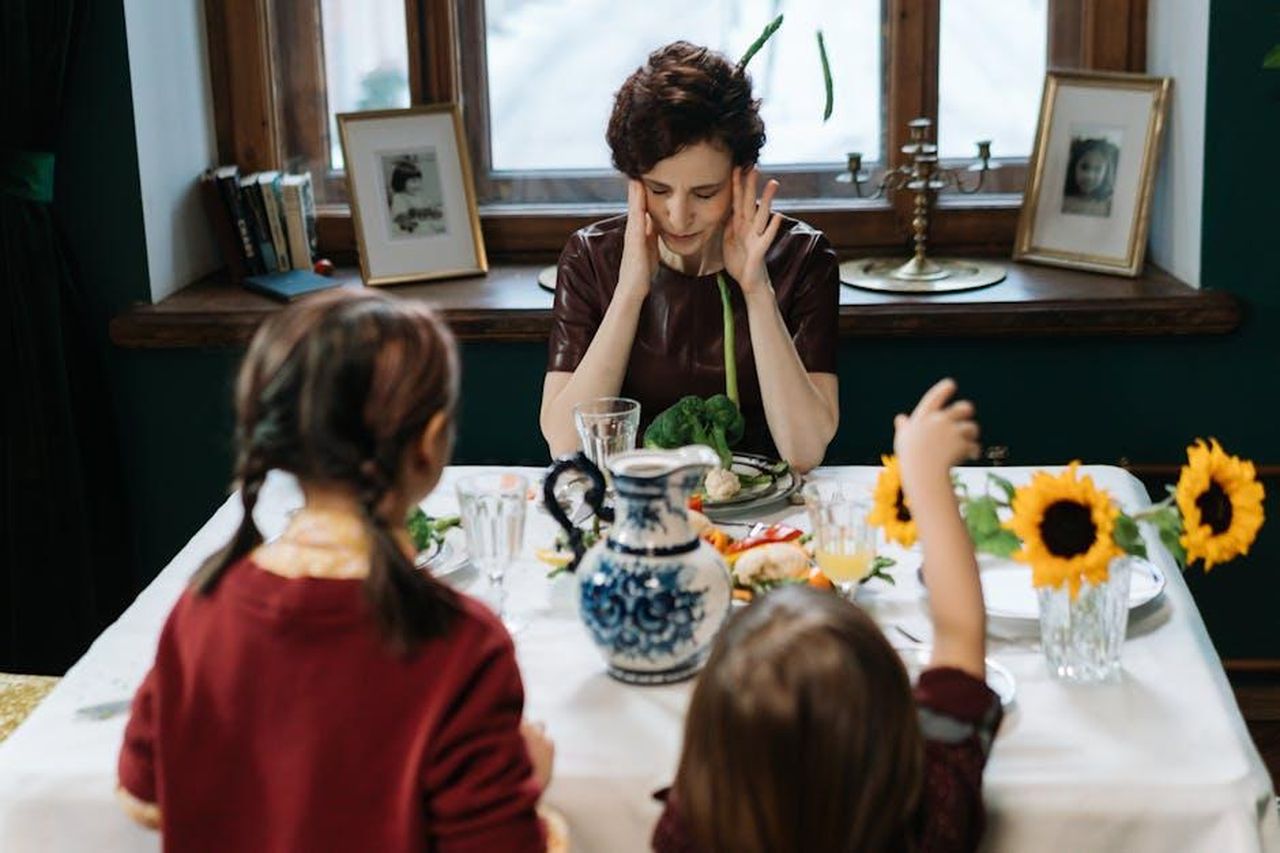 Steffy_terrorizzata_da_Sheila_MN00p5tRdf - Confidenze24 Source: cottonbro studio - pexels - Family gathering around a table with sunflowers, showcasing diverse emotions at a meal.