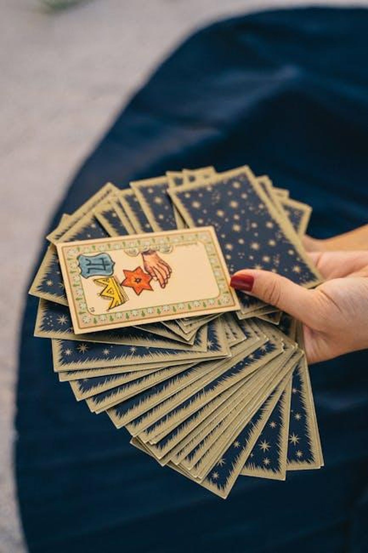 Stelle_e_oroscopo_del_17_febbraio_2025_la_giornata_della_seconda_sestina_LRL70qoF5c - Confidenze24 Source: Anna Tarazevich - pexels - A hand holding a spread of tarot cards, symbolizing mysticism and spirituality.