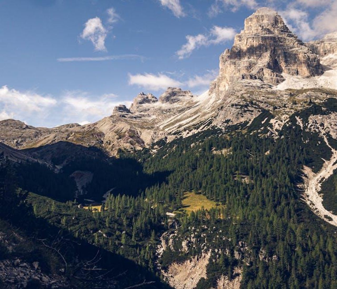 Tanti_i_messaggi_di_affetto_m9T52vM6QP - Confidenze24 Source: Jędrzej Koralewski - pexels - Scenic landscape of the Dolomites mountains with lush forests under clear blue sky.