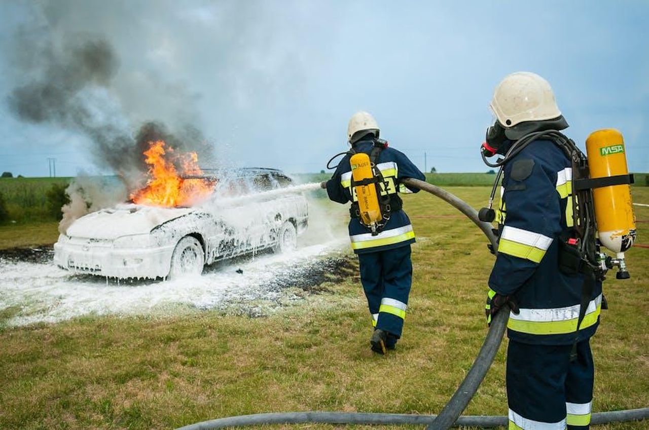 Tarik_accusa_Guzide_di_aver_bruciato_la_sua_auto_anticipazioni_del_2202_8hEHZbdCUW - Confidenze24 Source: Pixabay - pexels - Firefighters tackle a blazing car using foam to extinguish the flames in an outdoor setting.