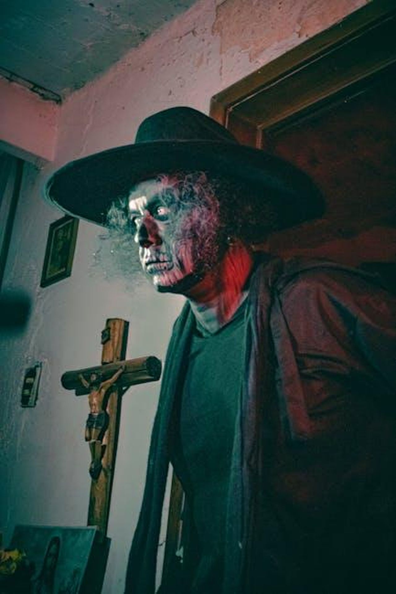 Tarik_capisce_che_Yesim_ha_provato_a_eliminarlo_I5A8U8MlJy - Confidenze24 Source: Moisés Fonseca - pexels - Creepy character in artistic makeup and hat, lit with eerie colored lights.