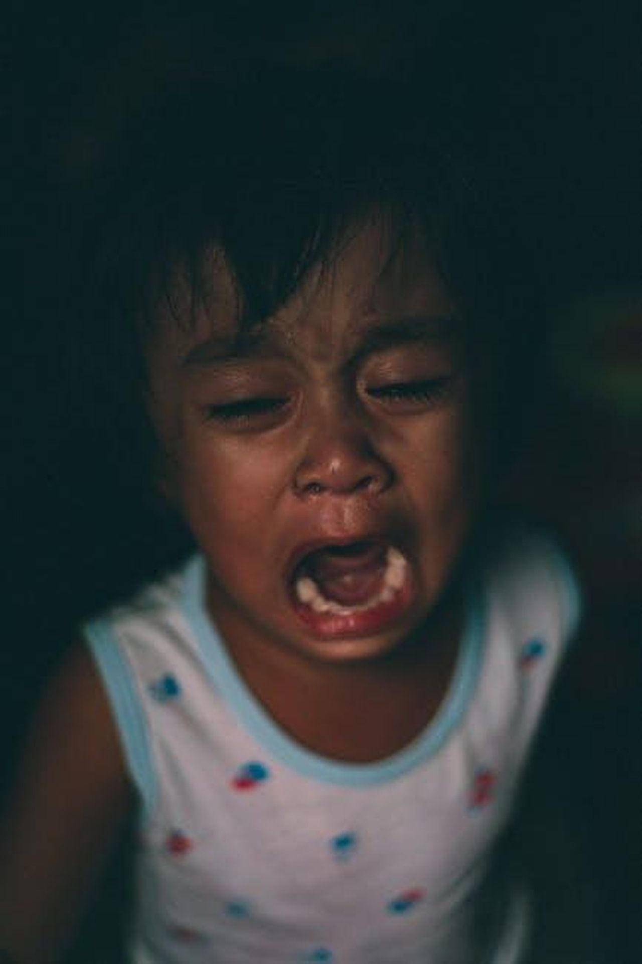 Tarik_disperato_per_Ozan_ma_una_telefonata_su_yk_lo_sconvolge_ODuFpbcAqe - Confidenze24 Source: Harold Antonio - pexels - Close-up of an emotional child crying indoors, capturing pure emotion and expression.