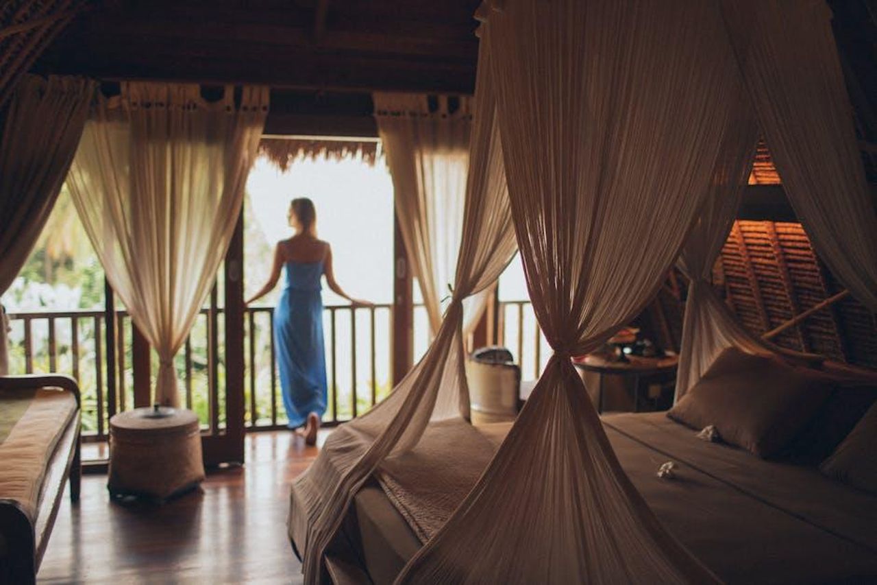 Tarik_lascia_Yeim_e_si_rifugia_in_un_hotel_di_lusso_AMVIqWqKLL - Confidenze24 Source: Elina Sazonova - pexels - Peaceful bedroom in tropical villa with balcony view, perfect for relaxation.