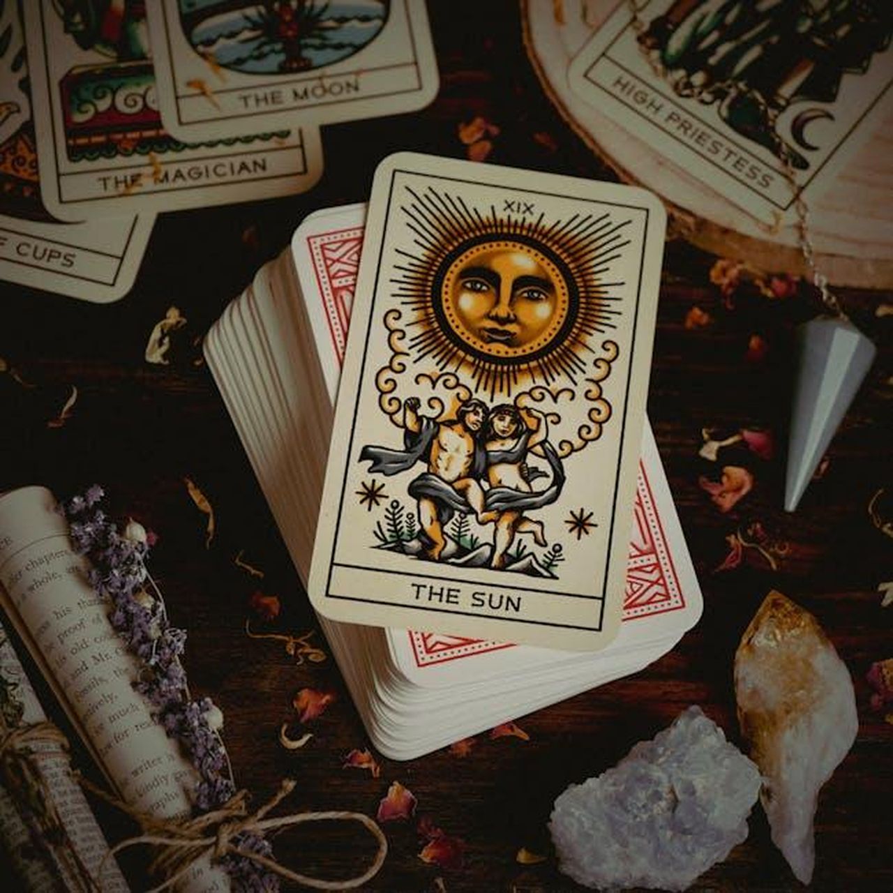 Tarocchi_da_utilizzare_durante_la_stagione_delle_eclissi_D36PYcqEI9 - Confidenze24 Source: Natalie Goodwin - pexels - A spiritual setup featuring tarot cards, crystals, and divination tools.