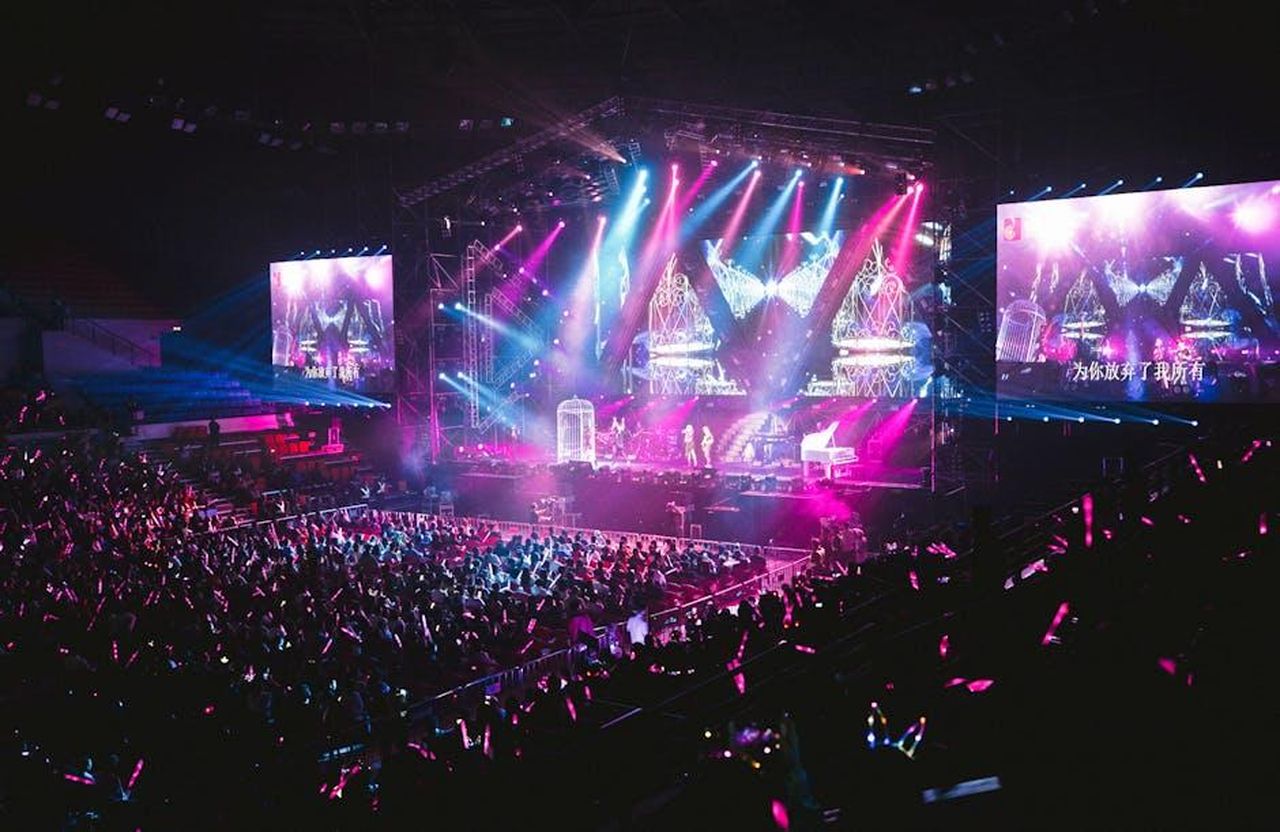 Tensioni_e_dinamiche_interne_U1nFMBv5er - Confidenze24 Source: Teddy Yang - pexels - Colorful live concert with vibrant lighting, energetic crowd, and dynamic stage performance.