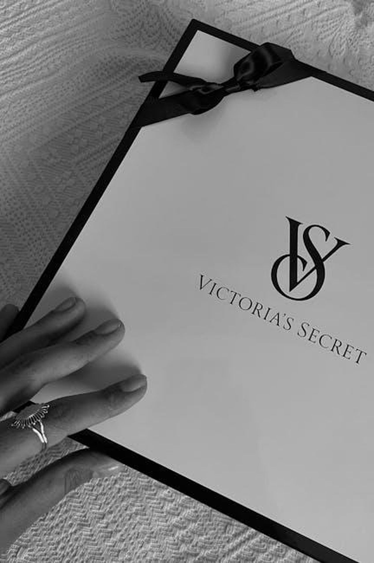 Teyana_Taylor_e_la_sua_collezione_per_Victorias_Secret_4j8Uay9Tmt - Confidenze24 Source: yasemin şahin - pexels - Monochrome image of a Victoria's Secret gift box with ribbon detail.