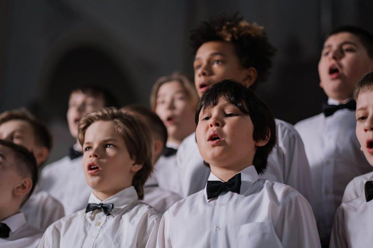 The_Voice_Kids_cancellato_zuGLNW9ER8 - Confidenze24 Source: cottonbro studio - pexels - A group of boys in white shirts and bow ties performing in a choir.