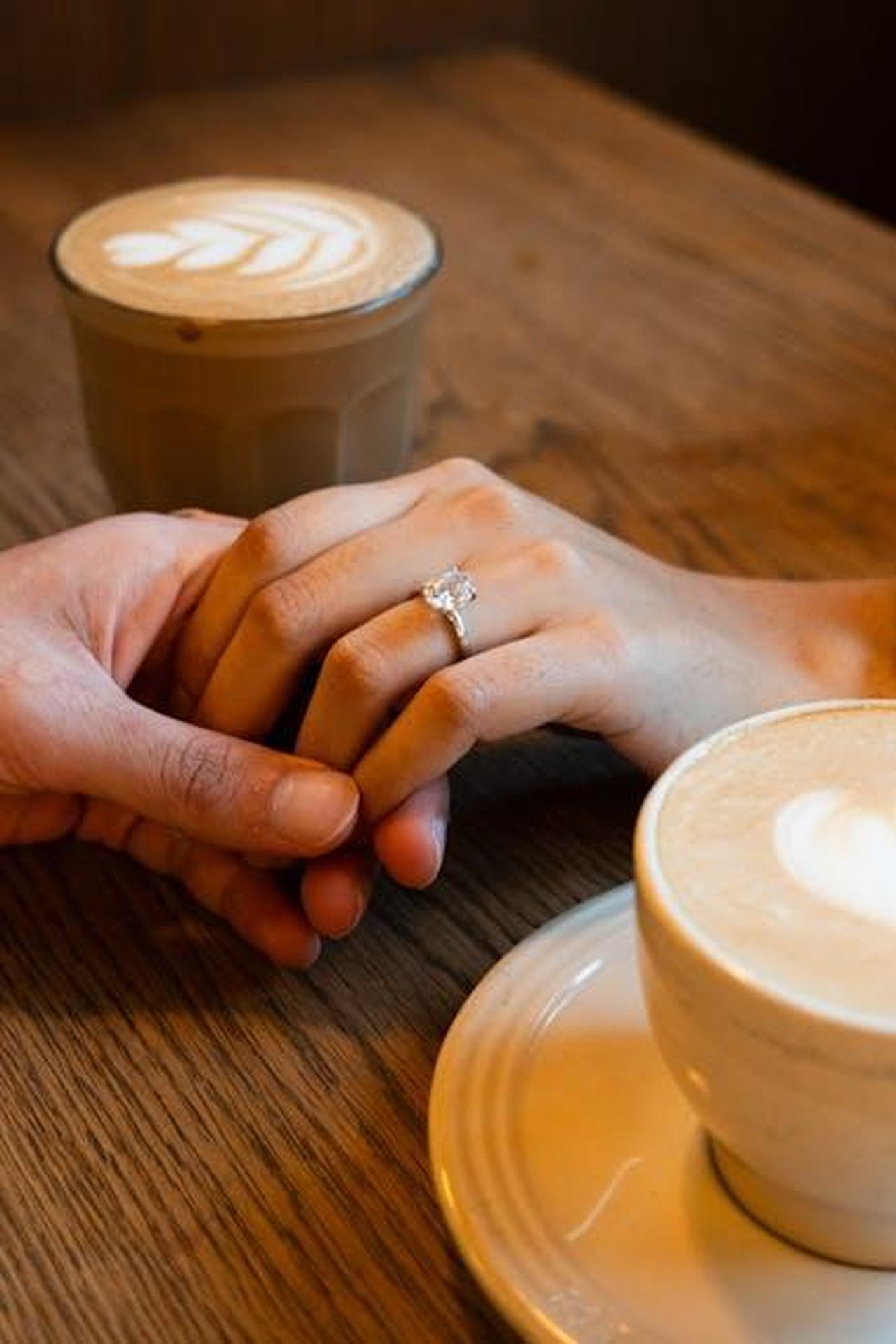 Theo_e_Lale_un_appuntamento_disastroso_IuGgaIZAM9 - Confidenze24 Source: Ekam Juneja - pexels - A romantic moment between a couple holding hands over coffee in a Vancouver café.