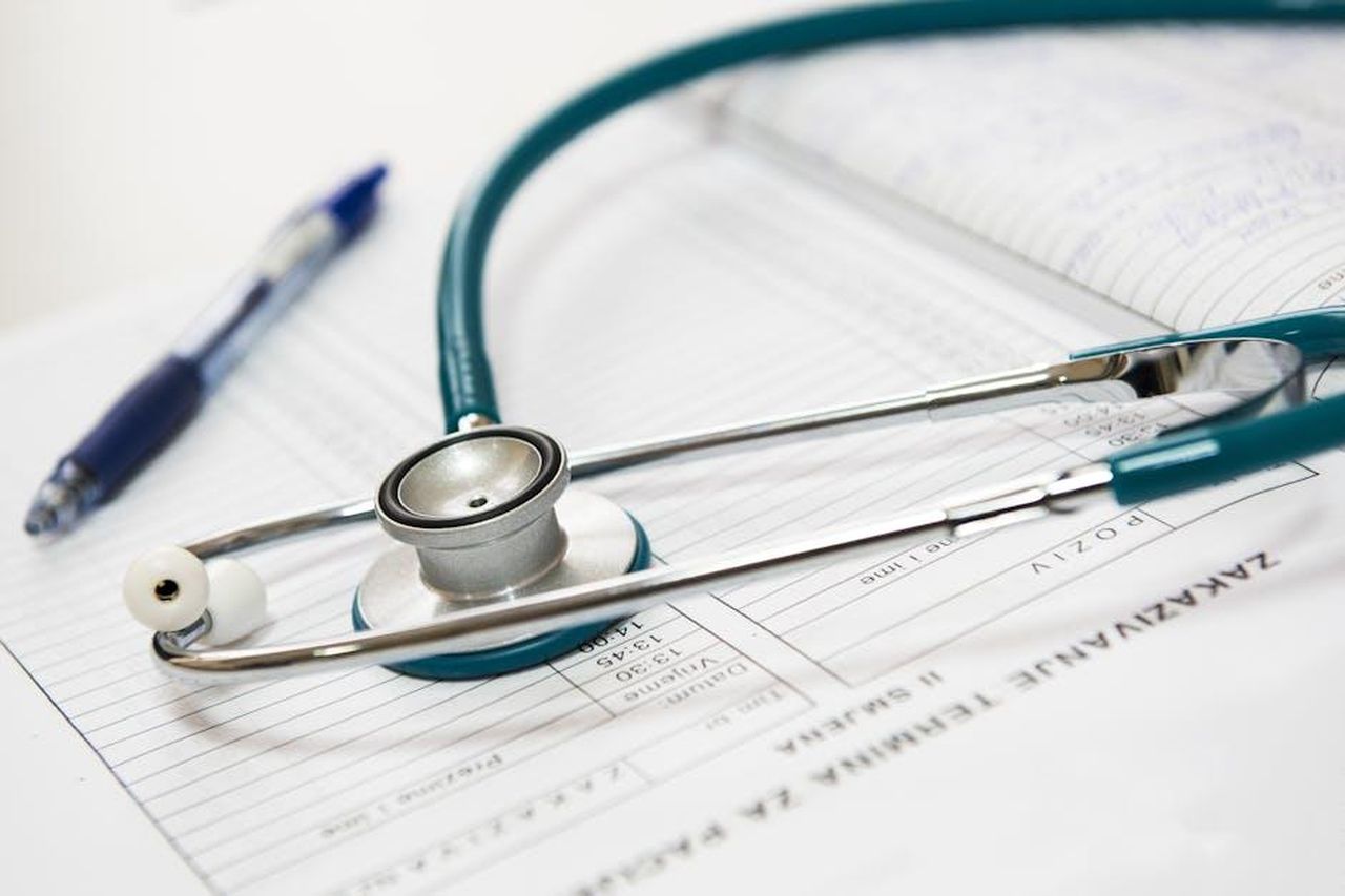Theo_nasconde_la_verit_sulla_sua_salute_IEVMTCpCOM - Confidenze24 Source: Pixabay - pexels - A stethoscope and pen resting on a medical report in a healthcare setting.