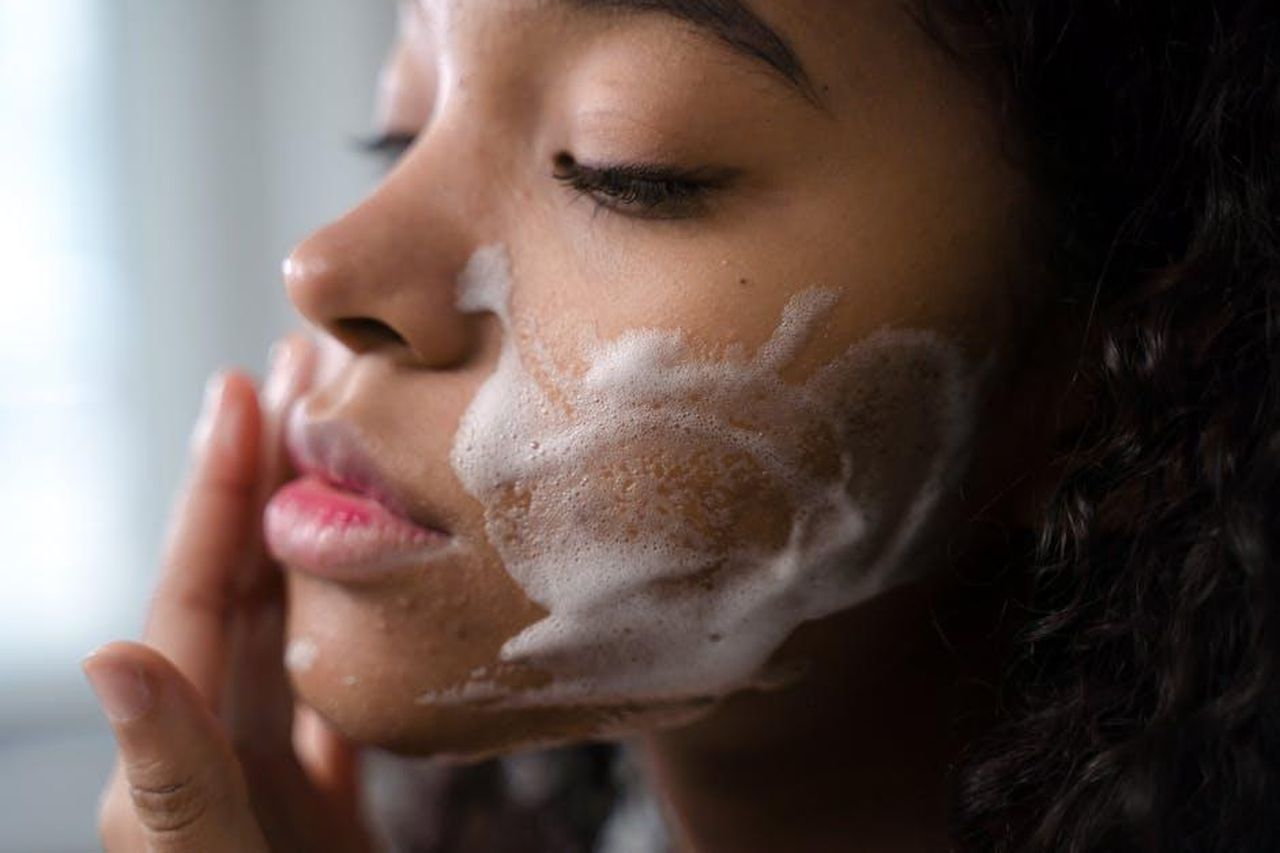 Thomas_cerca_di_convincere_Liam_delle_buone_intenzioni_di_Hope_xUSUbZrUUD - Confidenze24 Source: Ron Lach - pexels - A woman applies skincare foam to her face for a gentle cleansing routine.