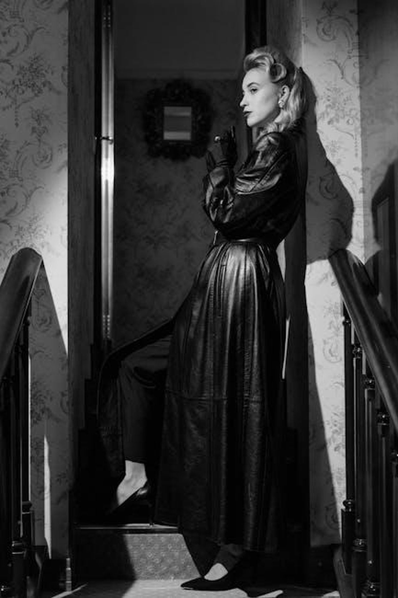 Thomas_rivela_a_Hope_il_confronto_con_Liam_Liq0I4P0mr - Confidenze24 Source: cottonbro studio - pexels - Charming noir portrait of an elegant woman in a leather coat, side view.