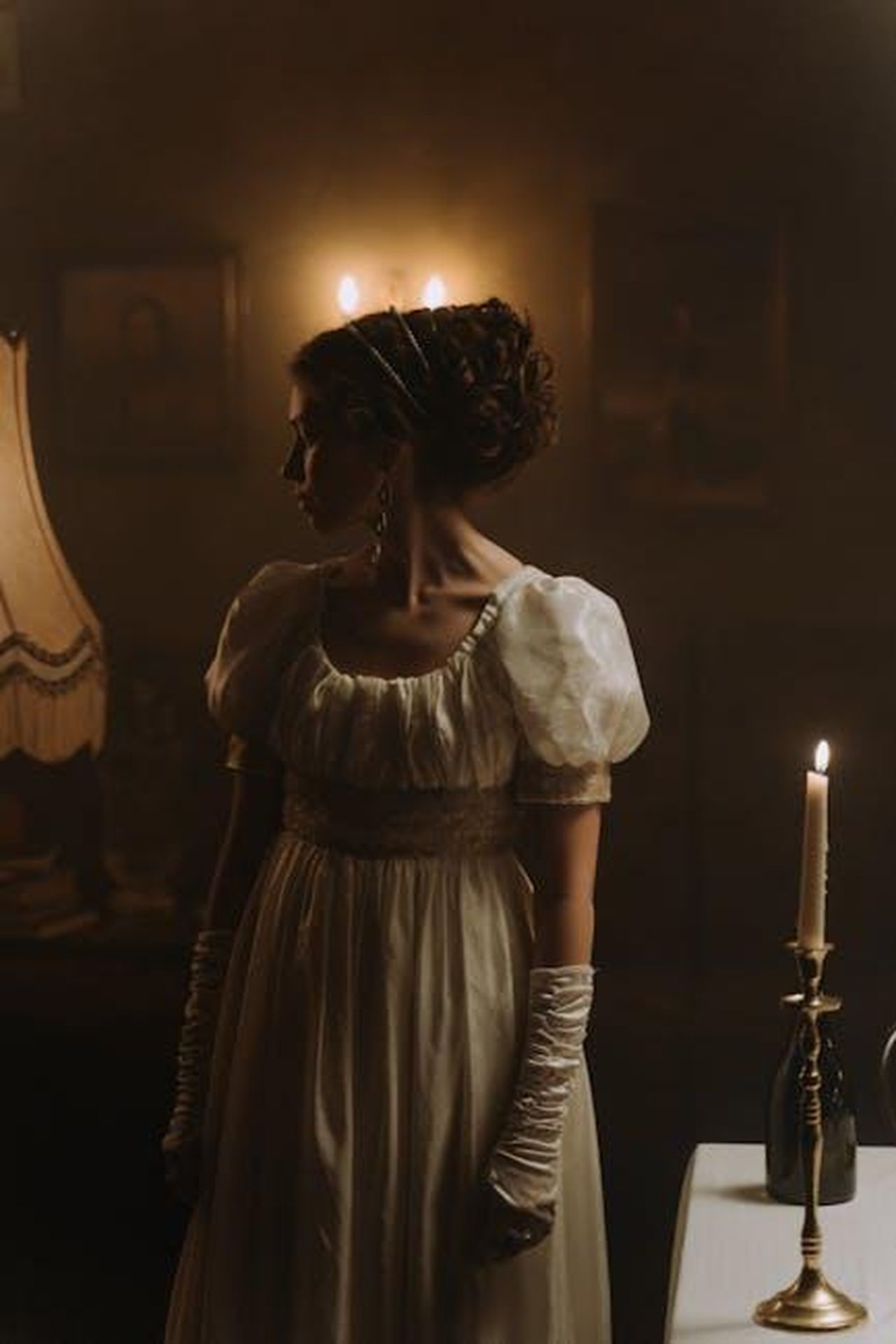 Thomas_svela_a_Hope_di_aver_parlato_con_Liam_ei8caYdnUW - Confidenze24 Source: cottonbro studio - pexels - Elegant woman in period costume with candlelight ambiance and classic style.
