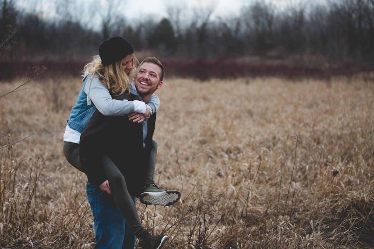 Tommy_Fury_sulla_rottura_con_MollyMae_Hague_pd8uETRWfN - Confidenze24 Source: Josh Willink - pexels - A happy couple enjoys a playful moment in a field during the day, symbolizing love and joy.