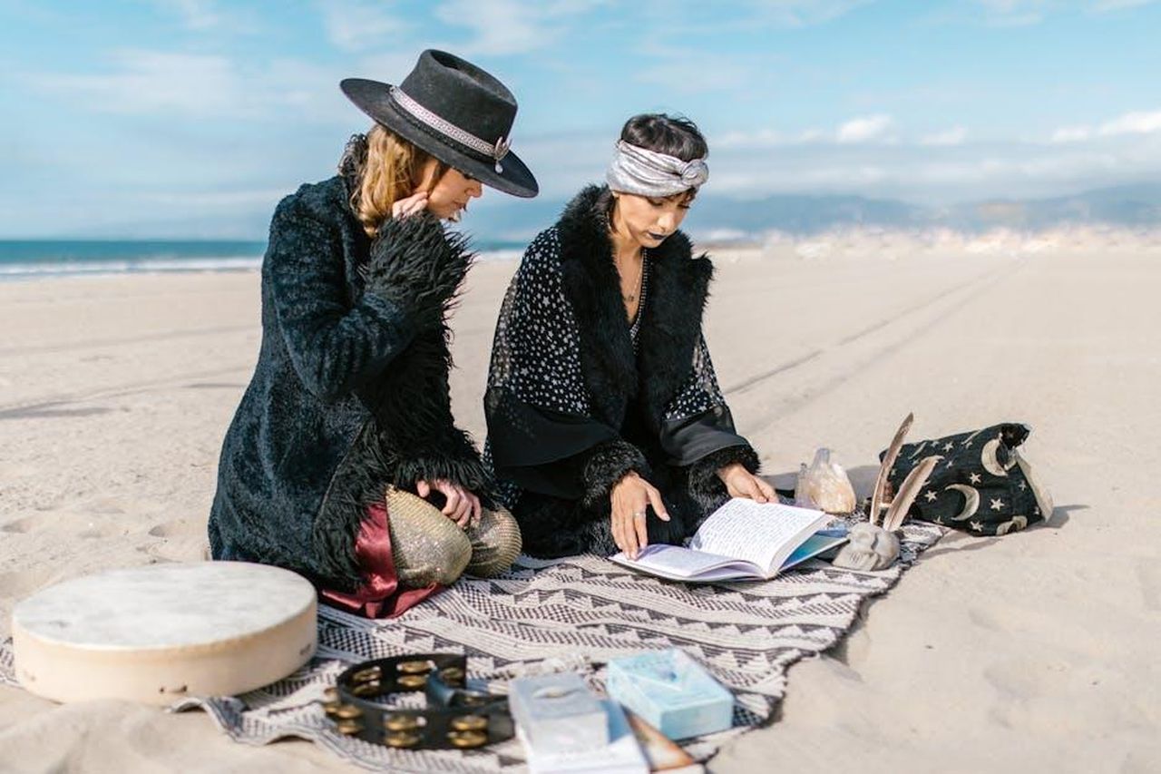 Toro_20_aprile__20_maggio_vj3g4J6fUt - Confidenze24 Source: RDNE Stock project - pexels - Two women performing a spiritual ritual on a sandy beach with crystal and book.