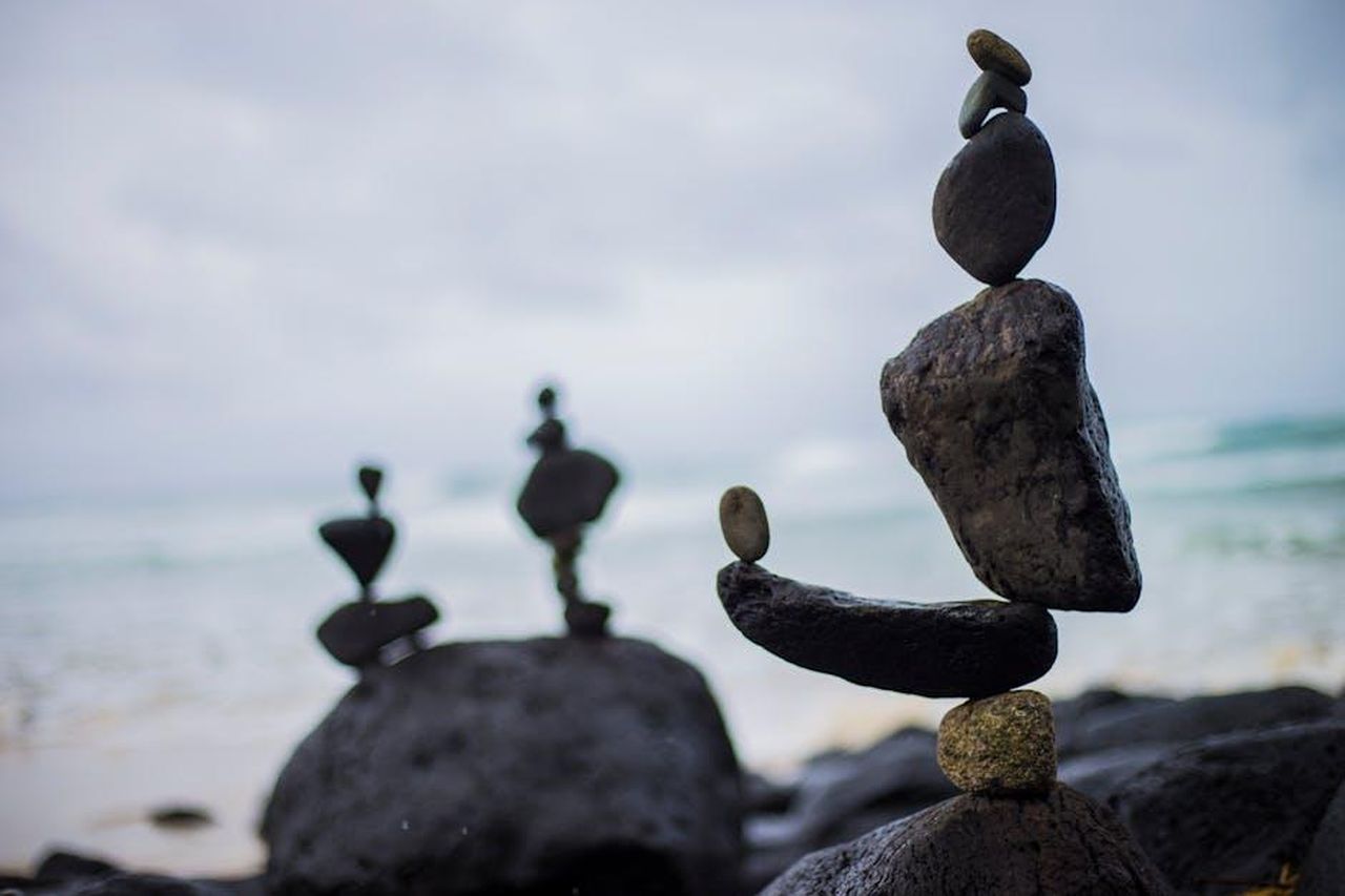 Toro_Stabilit_e_concretezza_oDmpbgIpZX - Confidenze24 Source: Shiva Smyth - pexels - Artistic rock balancing on a serene beach in Fingal Head, NSW, Australia.