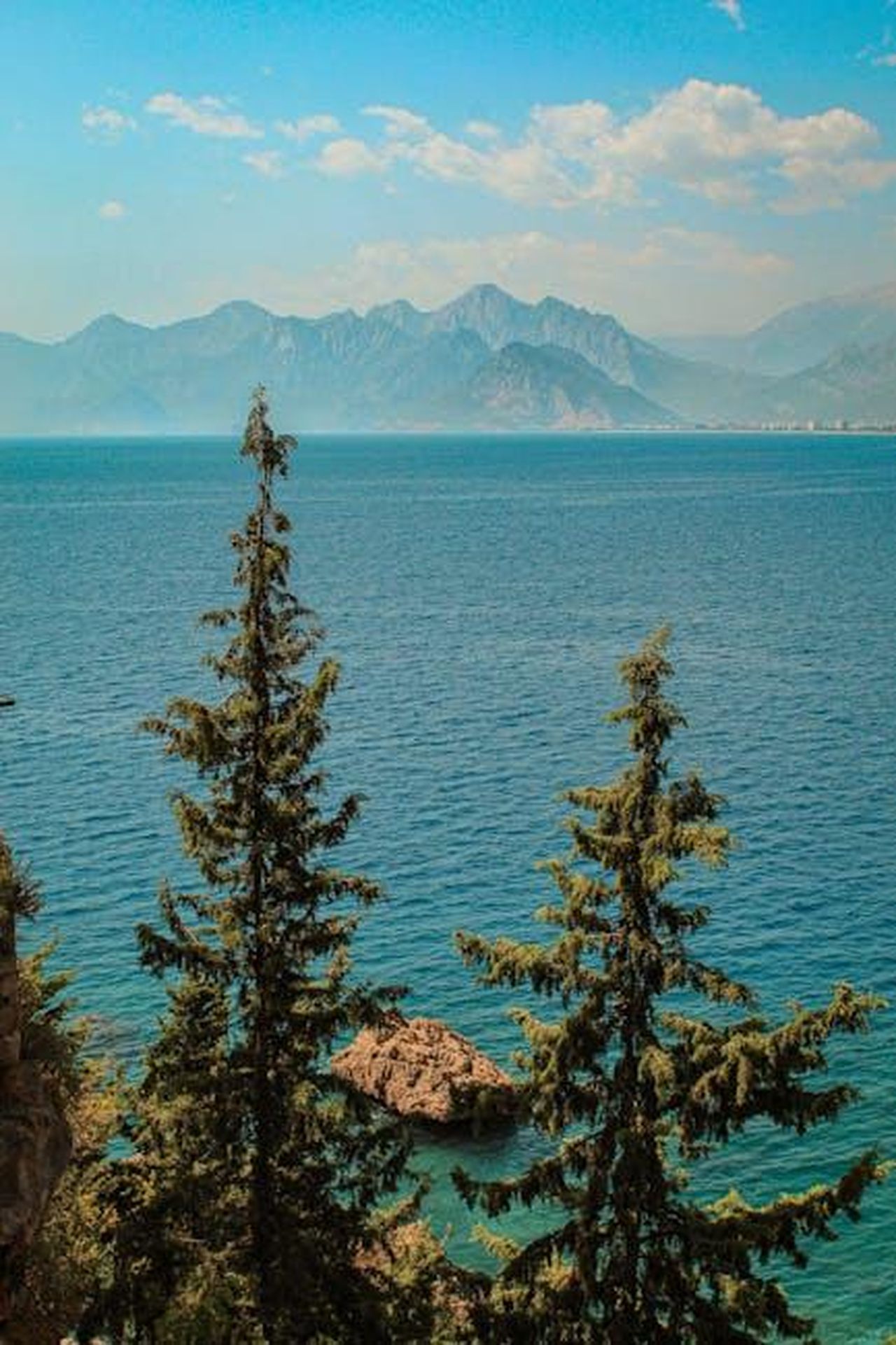 Toro_giornate_altalenanti_v934g9BNgu - Confidenze24 Source: Photonatolia - pexels - View of the Taurus Mountains and Mediterranean Sea from Türkiye, flanked by evergreens.
