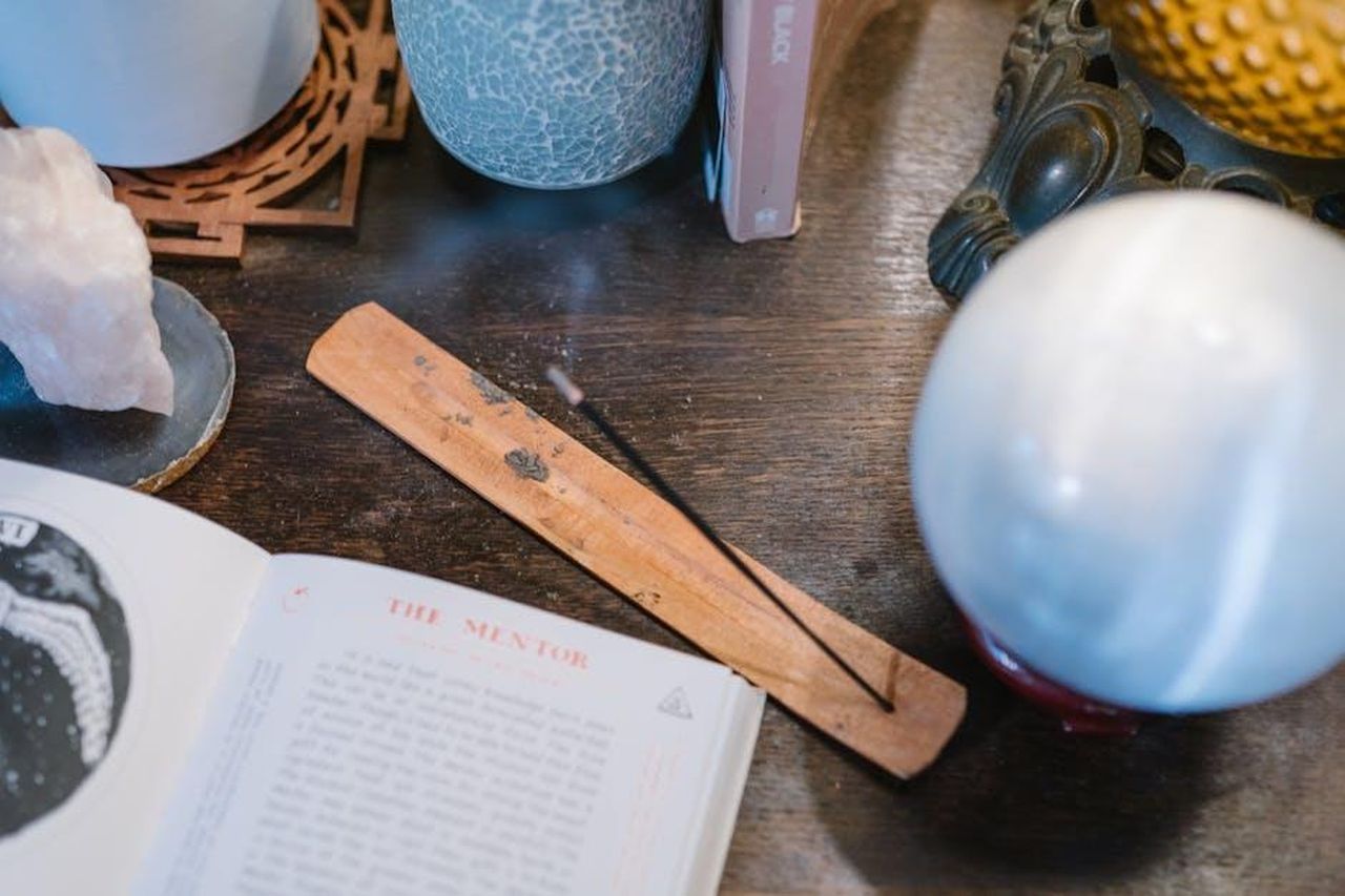 Toro_giornate_positive_e_iniziativa_lavorativa_yQalldPuf8 - Confidenze24 Source: RDNE Stock project - pexels - A mystical table setting with a crystal ball, open book, crystals, and incense.
