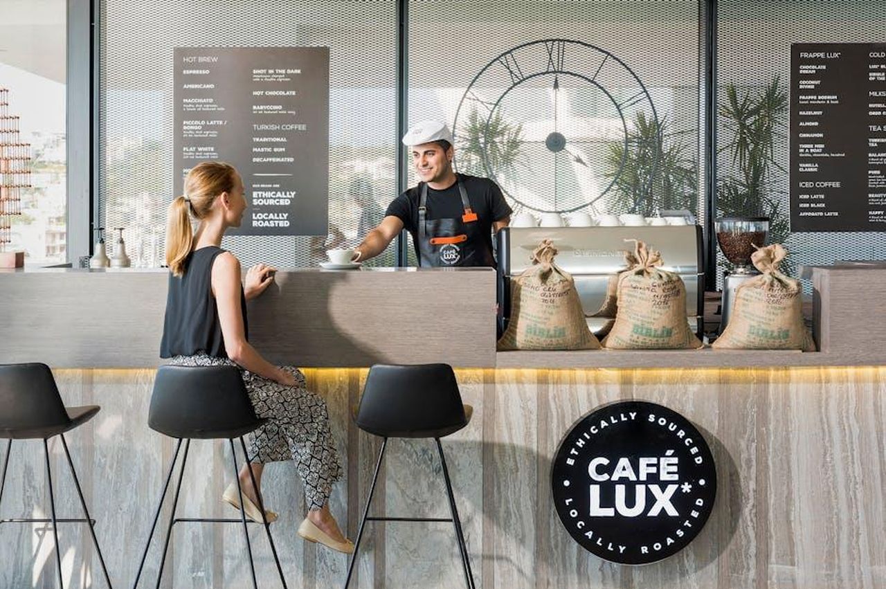 Toro_razionalit_e_nuove_opportunit_IKmDfEEdNy - Confidenze24 Source: Quark Studio - pexels - Barista serving coffee to a customer at Café Lux in Bodrum, Turkey.