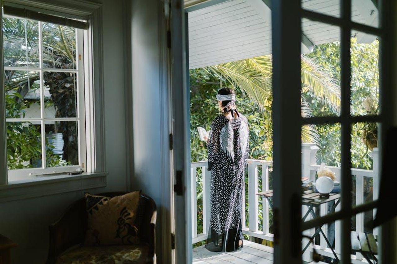 Toro_sostegno_di_Mercurio_haOU6LAPT1 - Confidenze24 Source: RDNE Stock project - pexels - A woman reads on a sunny porch surrounded by lush greenery, offering a serene and peaceful atmosphere.