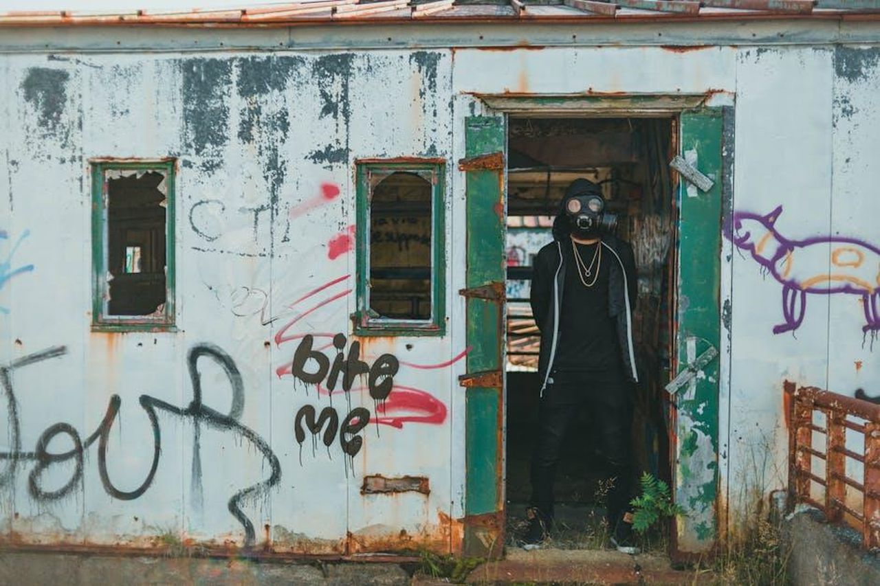 Tossine_e_shock_settico_EiUlL2c2Hc - Confidenze24 Source: Jonathan Cooper - pexels - Person in gas mask exploring an abandoned graffiti-covered building.