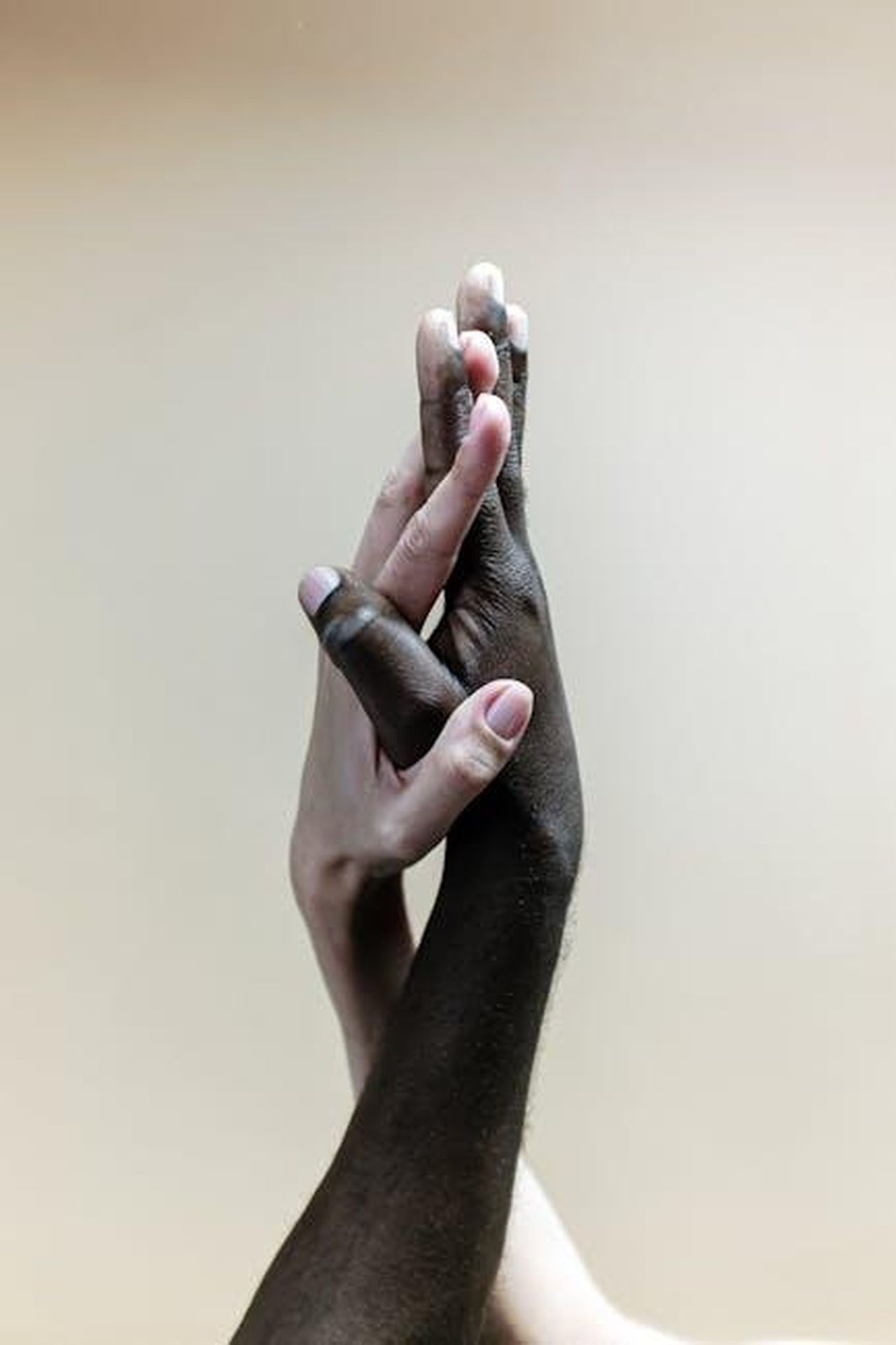 Tradimento_anticipazioni_successive_Tarik_e_Yesim_tornano_insieme_nTUxzFzvSX - Confidenze24 Source: cottonbro studio - pexels - Close-up of diverse hands clasped together, representing unity, support, and diversity.