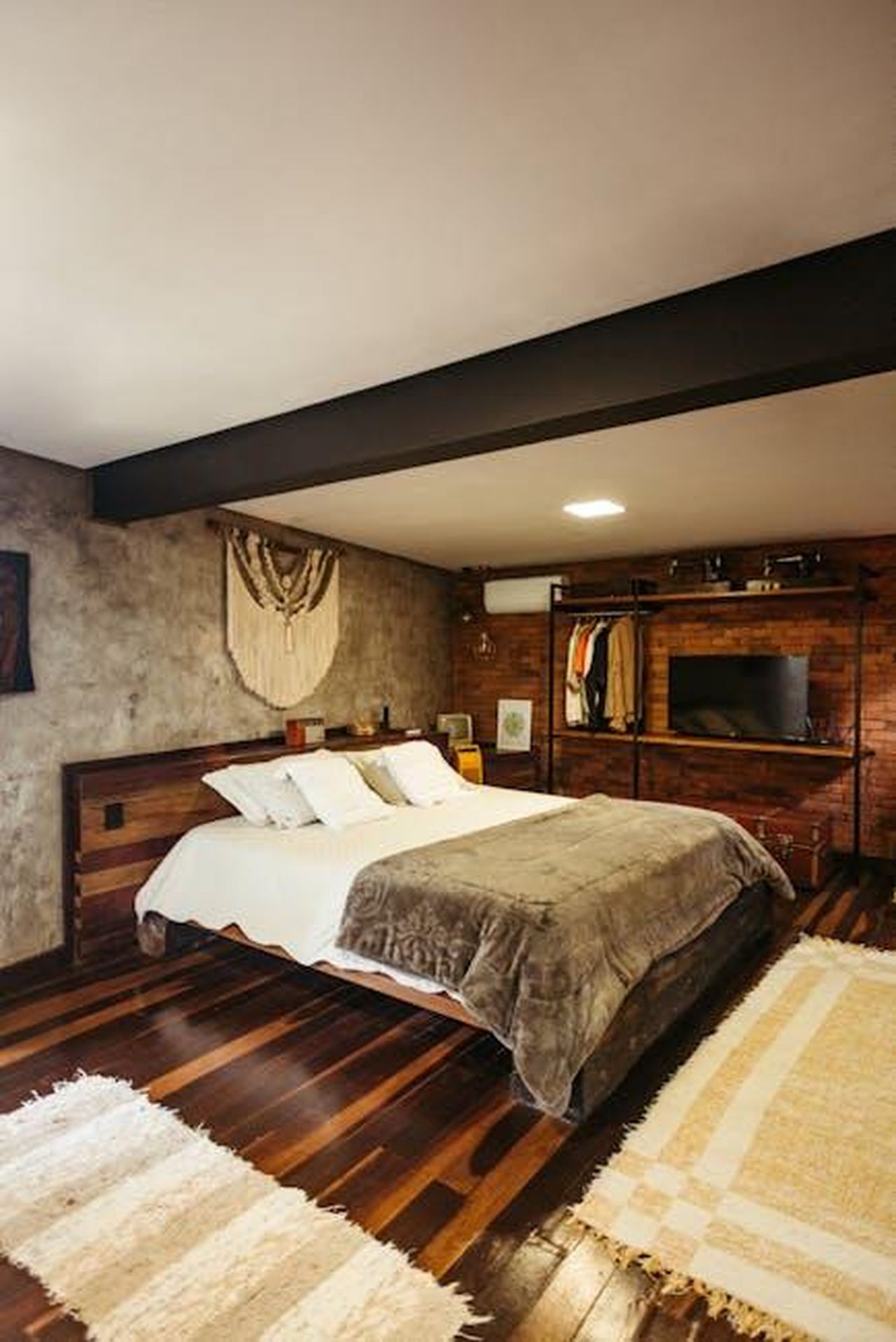 Tradimento_crolla_in_prime_time_vince_Mina_Settembre_3_ascolti_tv_domenica_16_febbraio_iCJd52RByN - Confidenze24 Source: Jonathan Borba - pexels - Warm rustic bedroom featuring wooden decor and modern amenities in Santa Teresa, Brazil.
