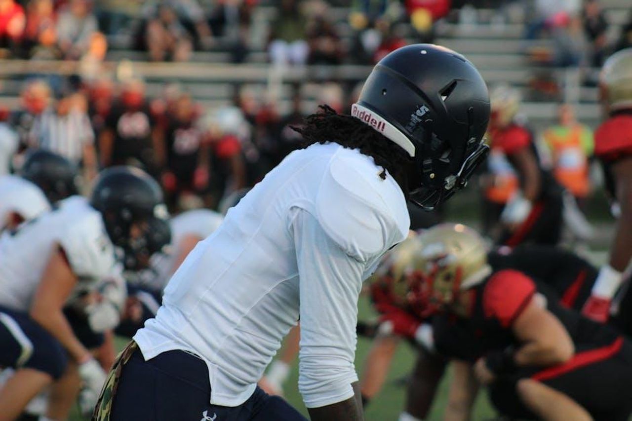 Turnover_e_scelte_tattiche_EfKFbMMe9Q - Confidenze24 Source: football wife - pexels - Focused shot of football players in action on a field during a game.