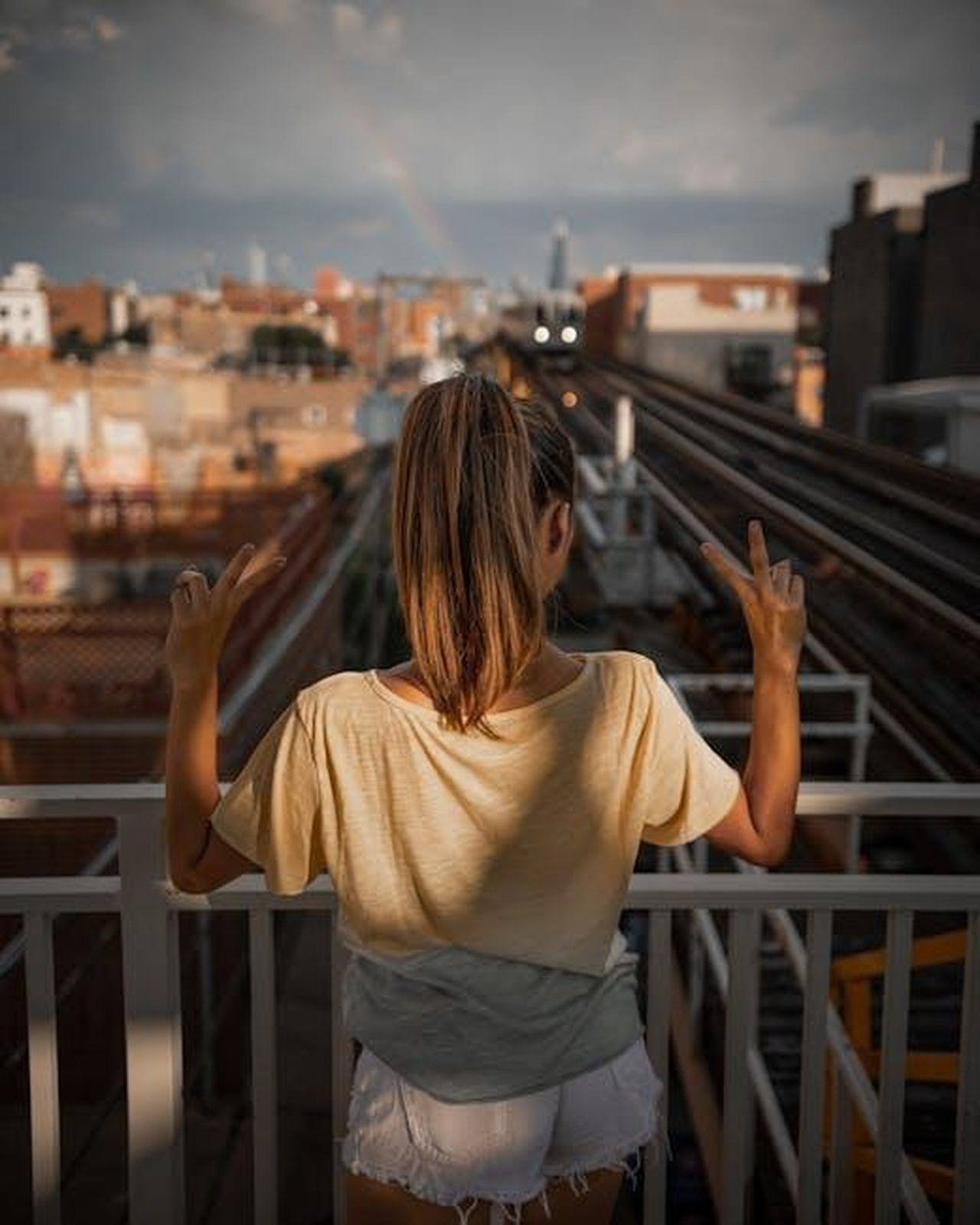 Umberto_si_consulta_con_Enrico_anticipazioni_Il_Paradiso_delle_signore_del_262_fEWpRpOVxg - Confidenze24 Source: Leon Macapagal - pexels - A woman poses with peace signs on a Chicago train balcony, exuding carefree urban style.