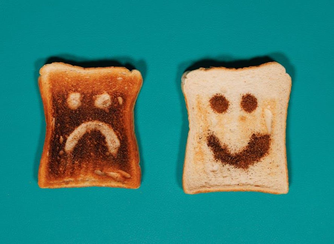 Umorismo_David_Duchovny_vs_Harrison_Ford_ll4huOeGgw - Confidenze24 Source: Ellie Burgin - pexels - Two slices of toast with happy and sad faces on a teal background.