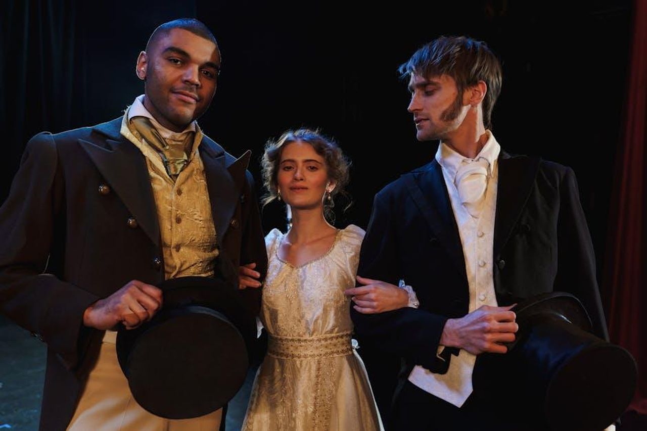 Un_addio_e_un_ritorno_nel_parterre_sJqoywTIie - Confidenze24 Source: cottonbro studio - pexels - Actors in period costumes pose on stage, embodying classic theatrical drama.