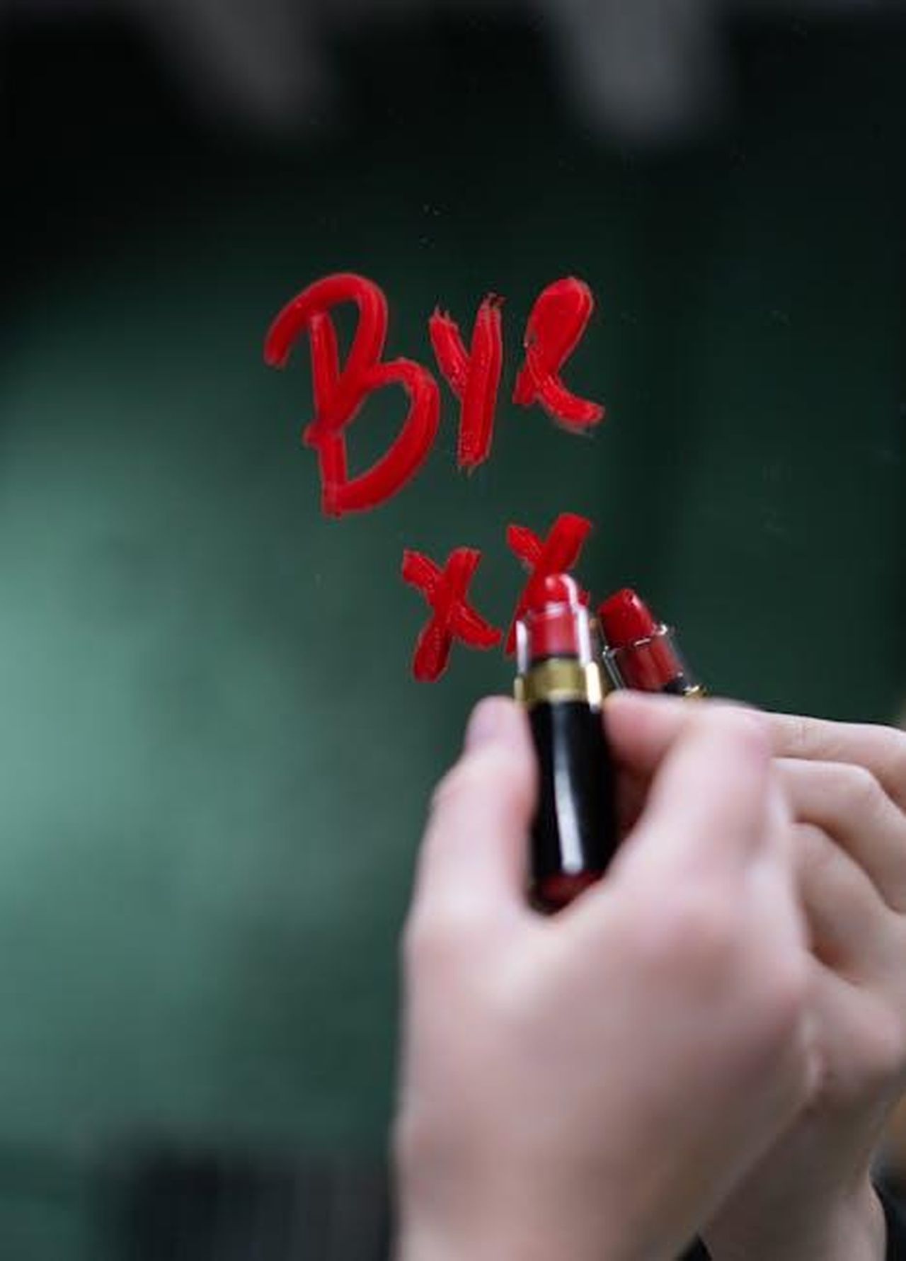 Un_addio_pieno_di_affetto_SjWMuZ3Rf3 - Confidenze24 Source: cottonbro studio - pexels - Handwriting 'bye' on a mirror with red lipstick, evoking themes of farewell and emotion.