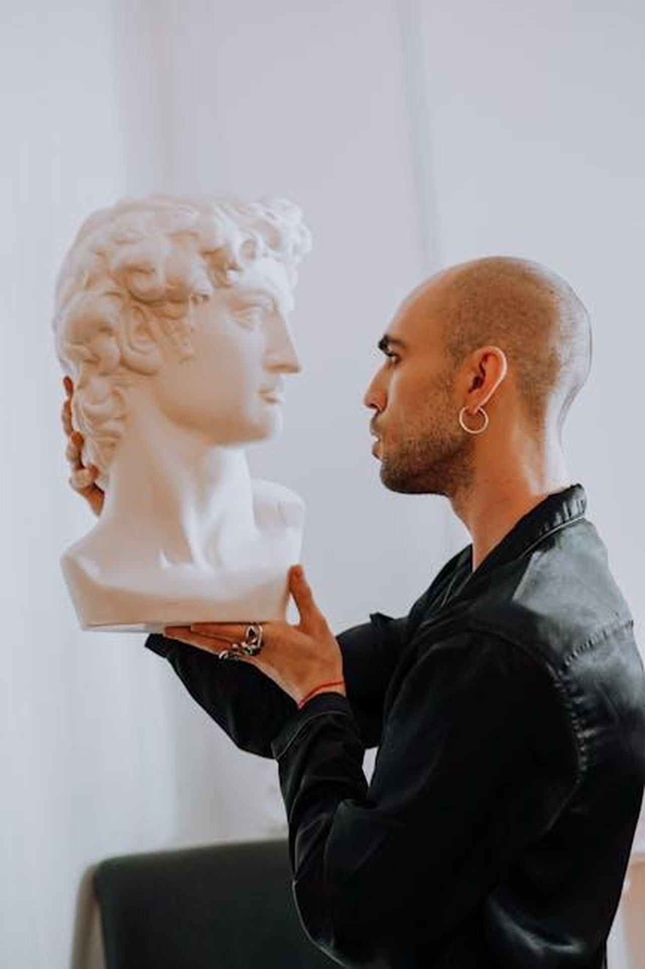 Un_cast_deccezione_k4pNAPs11Y - Confidenze24 Source: cottonbro studio - pexels - Bald man holding and admiring a gypsum bust sculpture during an indoor photoshoot.