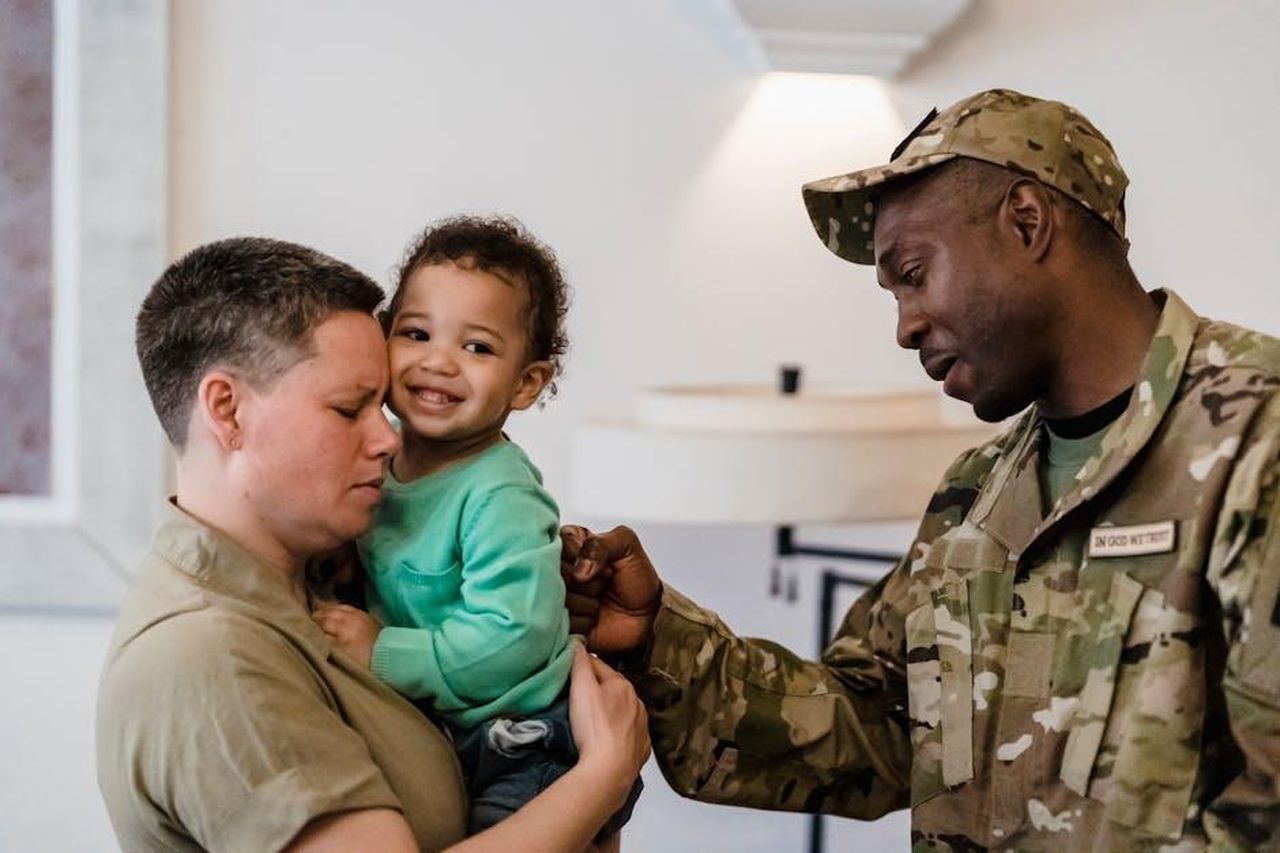 Un_esempio_di_forza_e_speranza_h8EcRhXc8J - Confidenze24 Source: George Pak - pexels - A touching moment of a military family reuniting at home, filled with love.