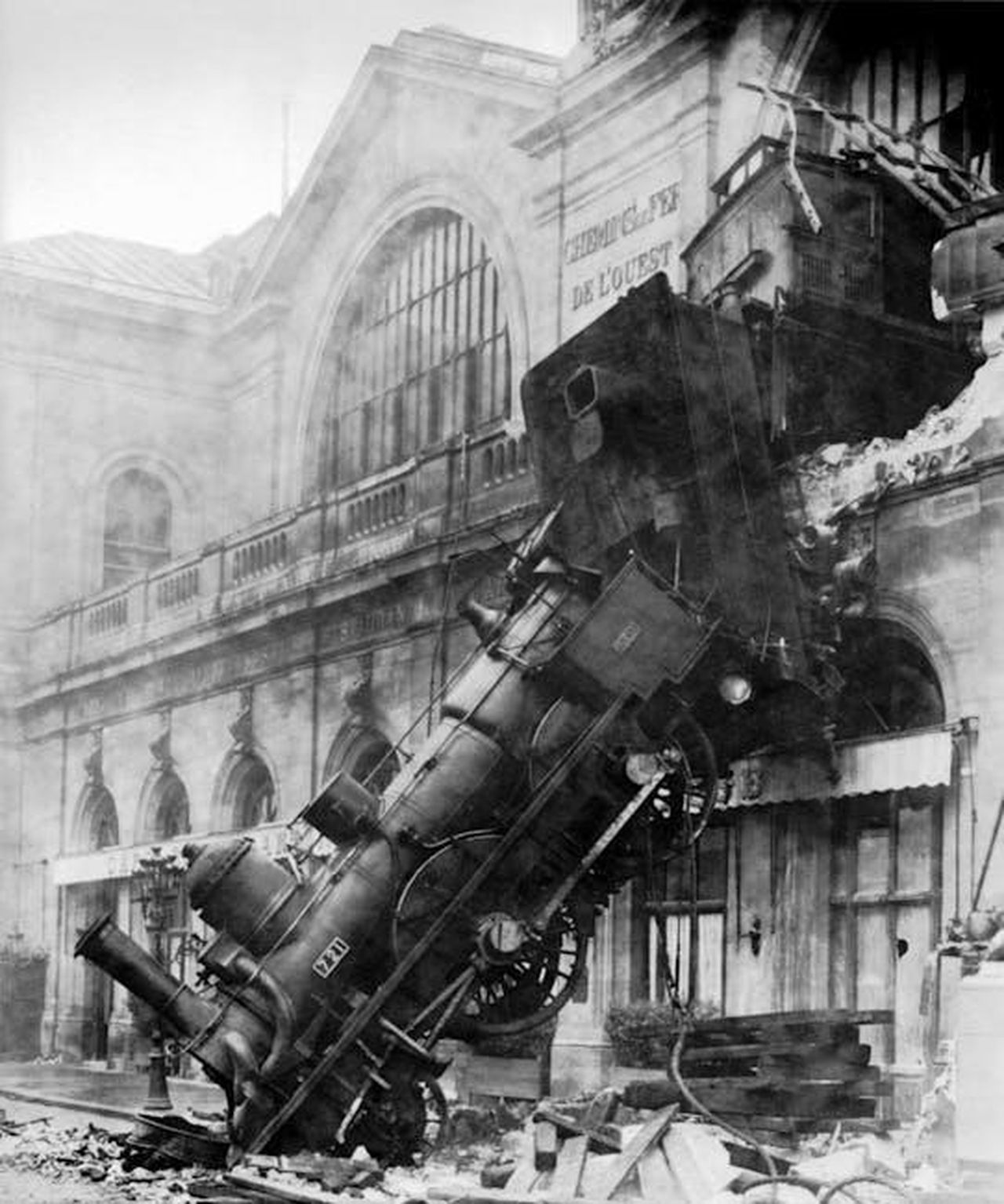 Un_gesto_tragico_e_lipotesi_del_suicidio_k8Kk3by5CE - Confidenze24 Source: Pixabay - pexels - Historical image of the 1895 Montparnasse train wreck, a significant railway disaster.