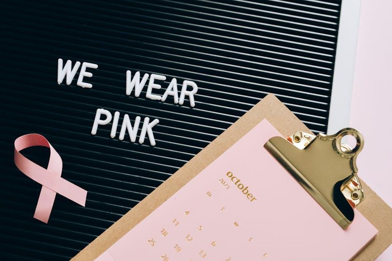 Un_messaggio_di_forza_e_speranza_LdsbBXKV7y - Confidenze24 Source: Leeloo The First - pexels - Image of a display featuring a pink ribbon, calendar, and message for breast cancer awareness.