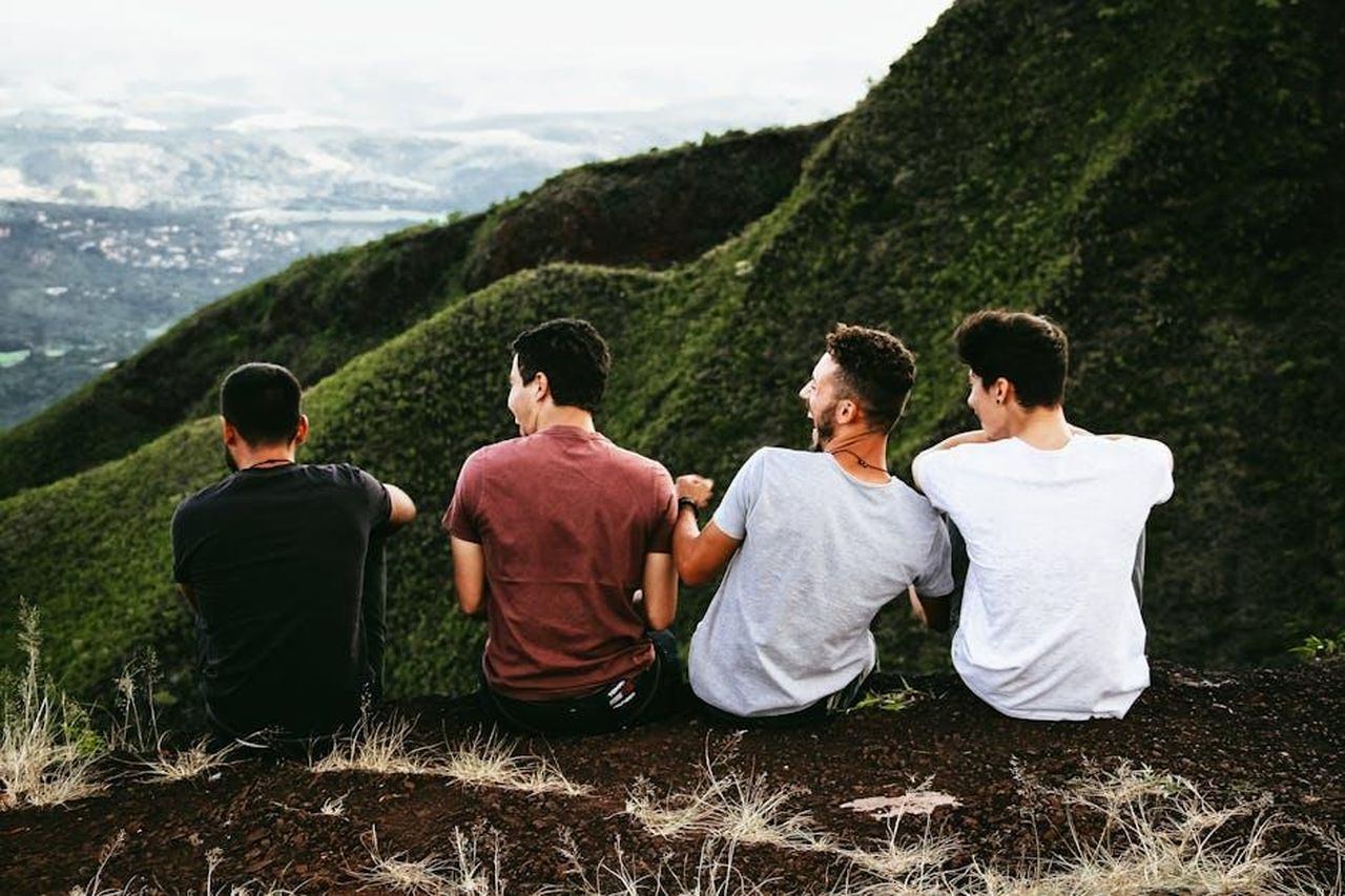 Un_rapporto_che_rester_solo_amicizia_HGkGVlawPh - Confidenze24 Source: Matheus Ferrero - pexels - Four friends enjoying a scenic mountain view, symbolizing friendship and adventure.