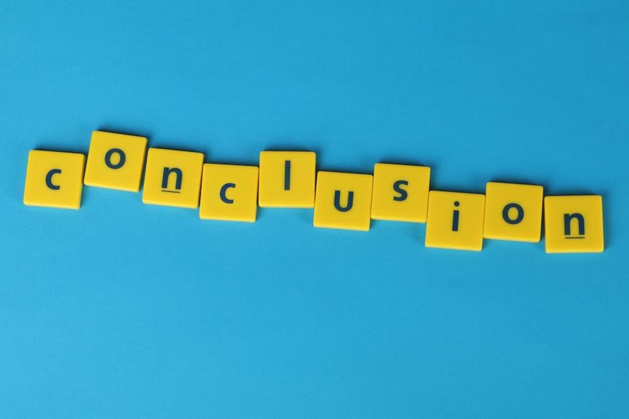 Un_riepilogo_degli_episodi_precedenti_Oylum__stata_quasi_investita_12iUSvgniE - Confidenze24 Source: Ann H - pexels - Yellow letter tiles spelling 'conclusion' on a vibrant blue background emphasizing creativity and achievement.