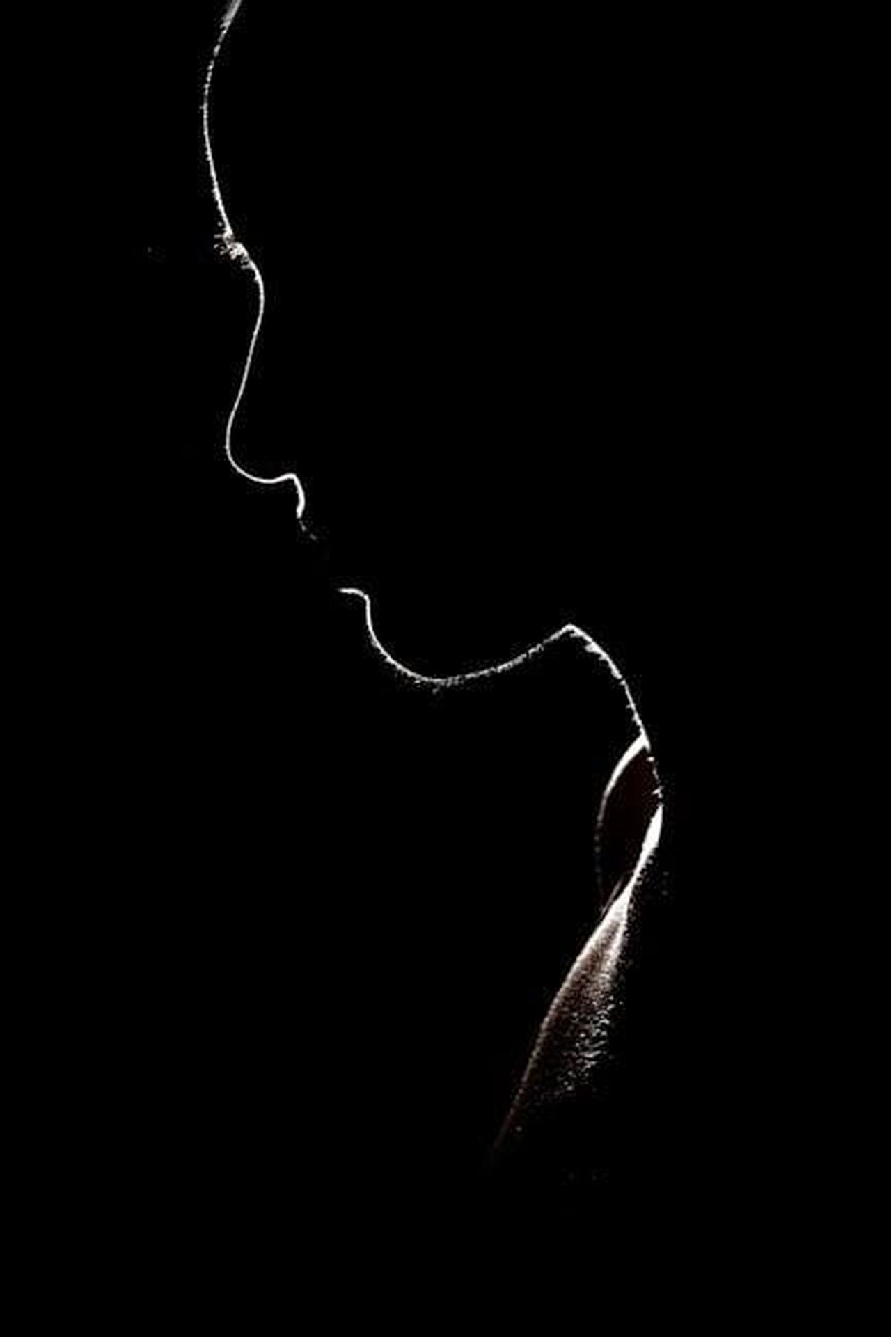 Un_riepilogo_degli_episodi_precedenti_Vera_e_Jana_hanno_trovato_Pia_sdraiata_sul_pavimento_PDGss0tw9o - Confidenze24 Source: Engin Akyurt - pexels - Artistic silhouette of a person against a dark background, evoking mystery and solitude.