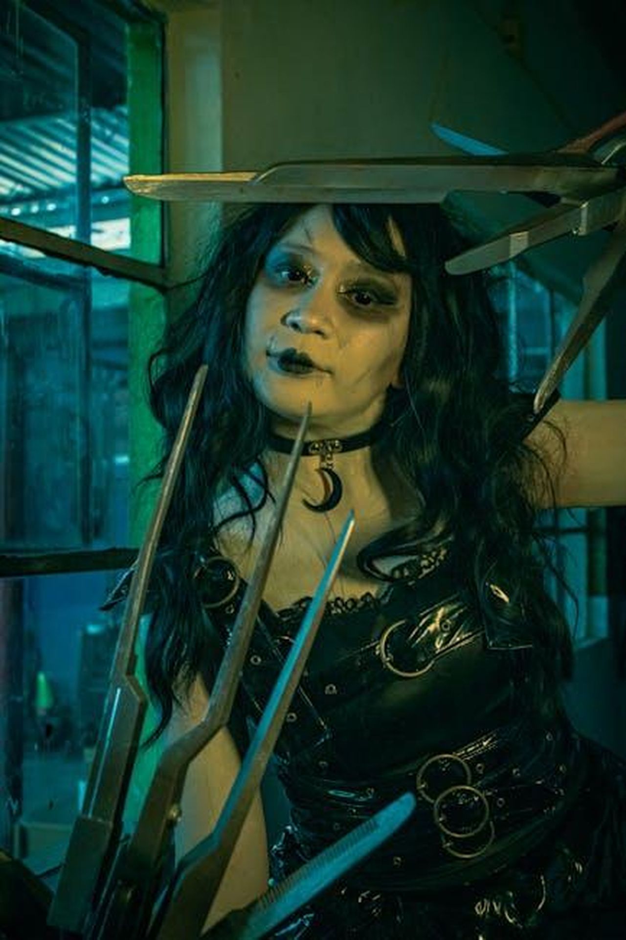 Un_riepilogo_delle_puntate_precedenti_Luisa_ha_scoperto_che_Salvatore_non_la_vuole_pi_a_casa_3KU653WVjE - Confidenze24 Source: Moisés Fonseca - pexels - Eerie gothic cosplay with sharp accessories in dimly lit indoor setting.
