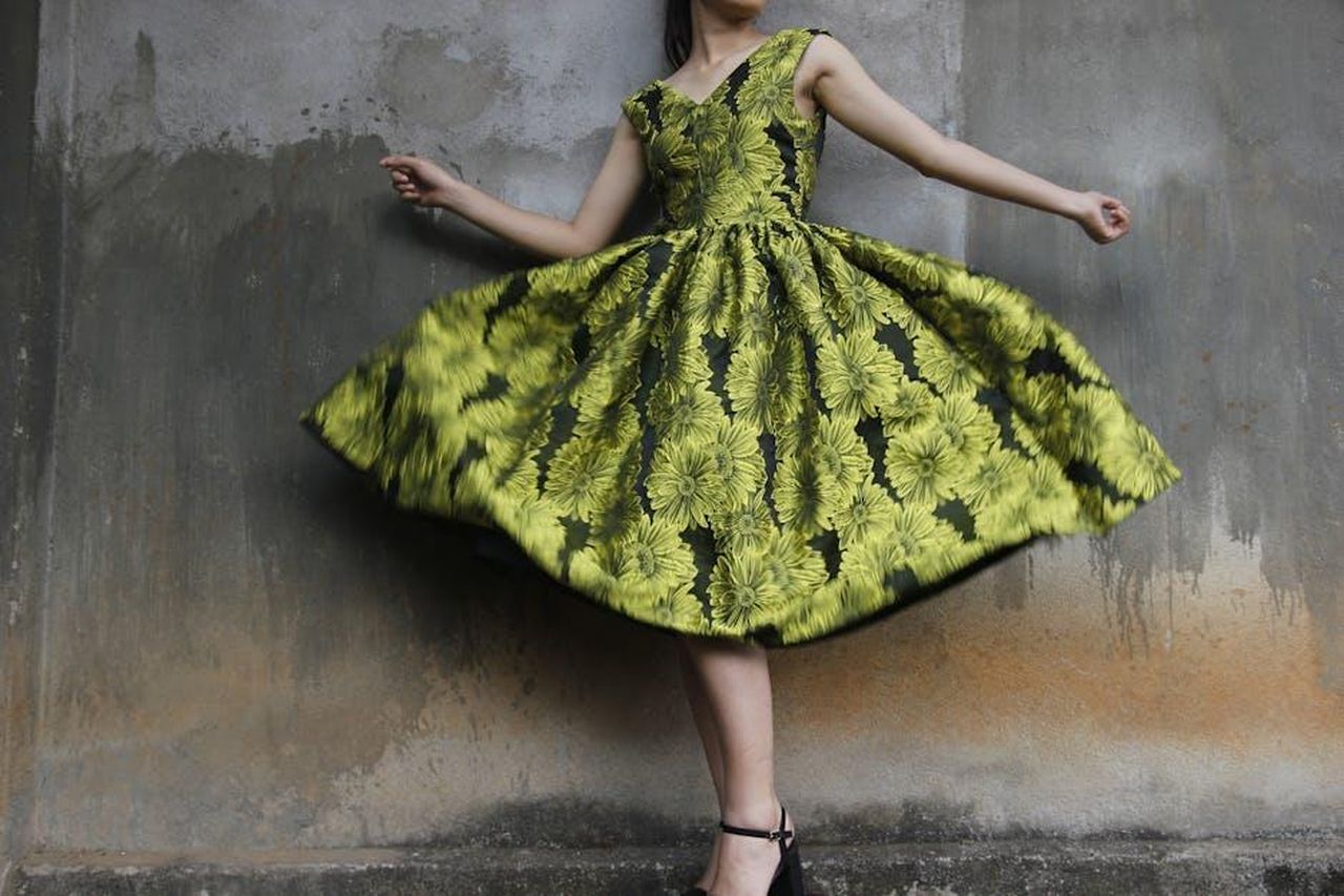Un_riepilogo_delle_puntate_precedenti_Umberto_ha_riconosciuto_il_vestito_di_Anita_DsATgdjwxm - Confidenze24 Source: <a fref='https://www.pexels.com/@anne-363161' target='_new'>Anne</a> pexels - Woman twirling in a vibrant floral dress capturing movement and style.